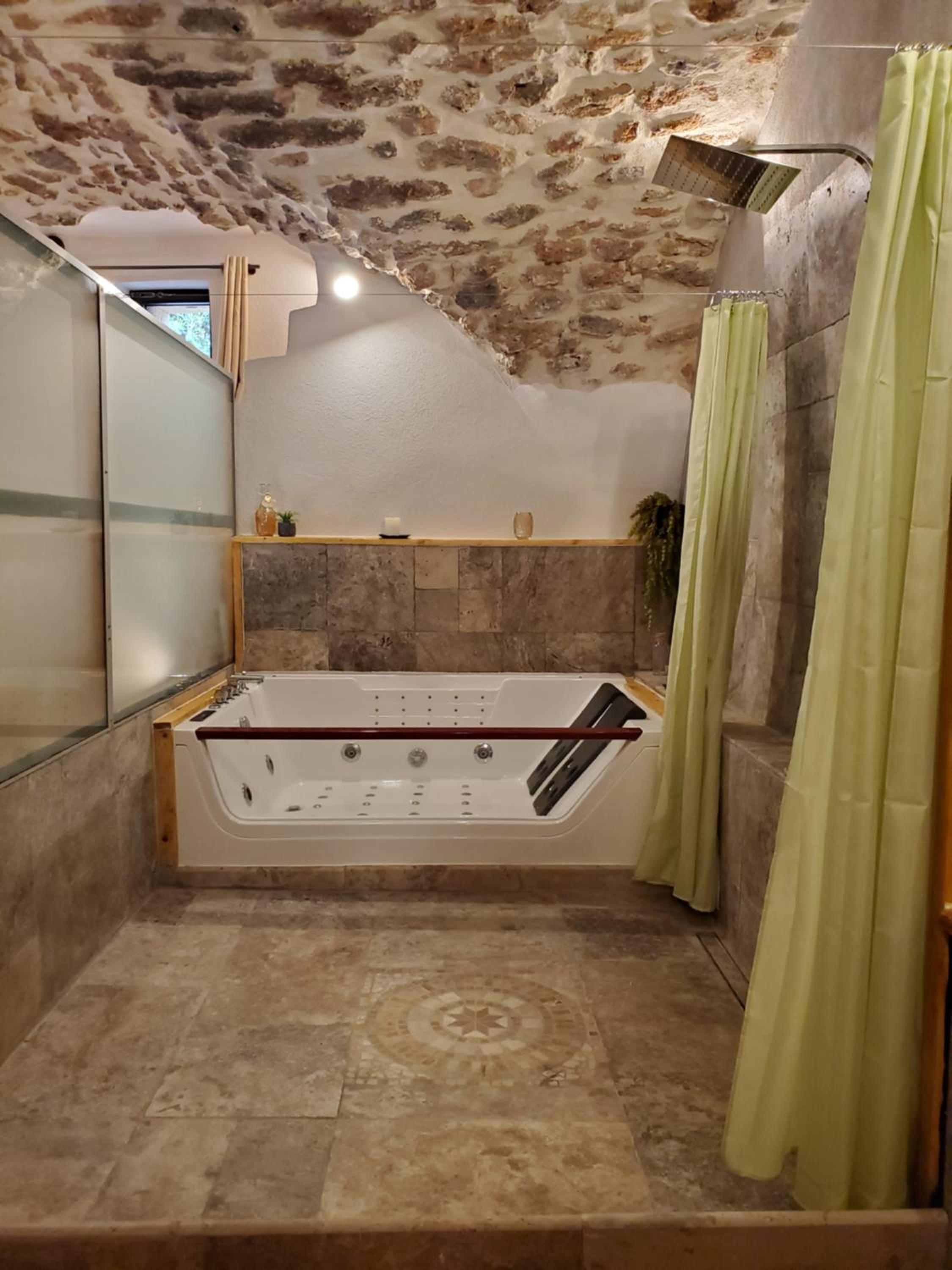 Studio with Spa Bath - Photo 6