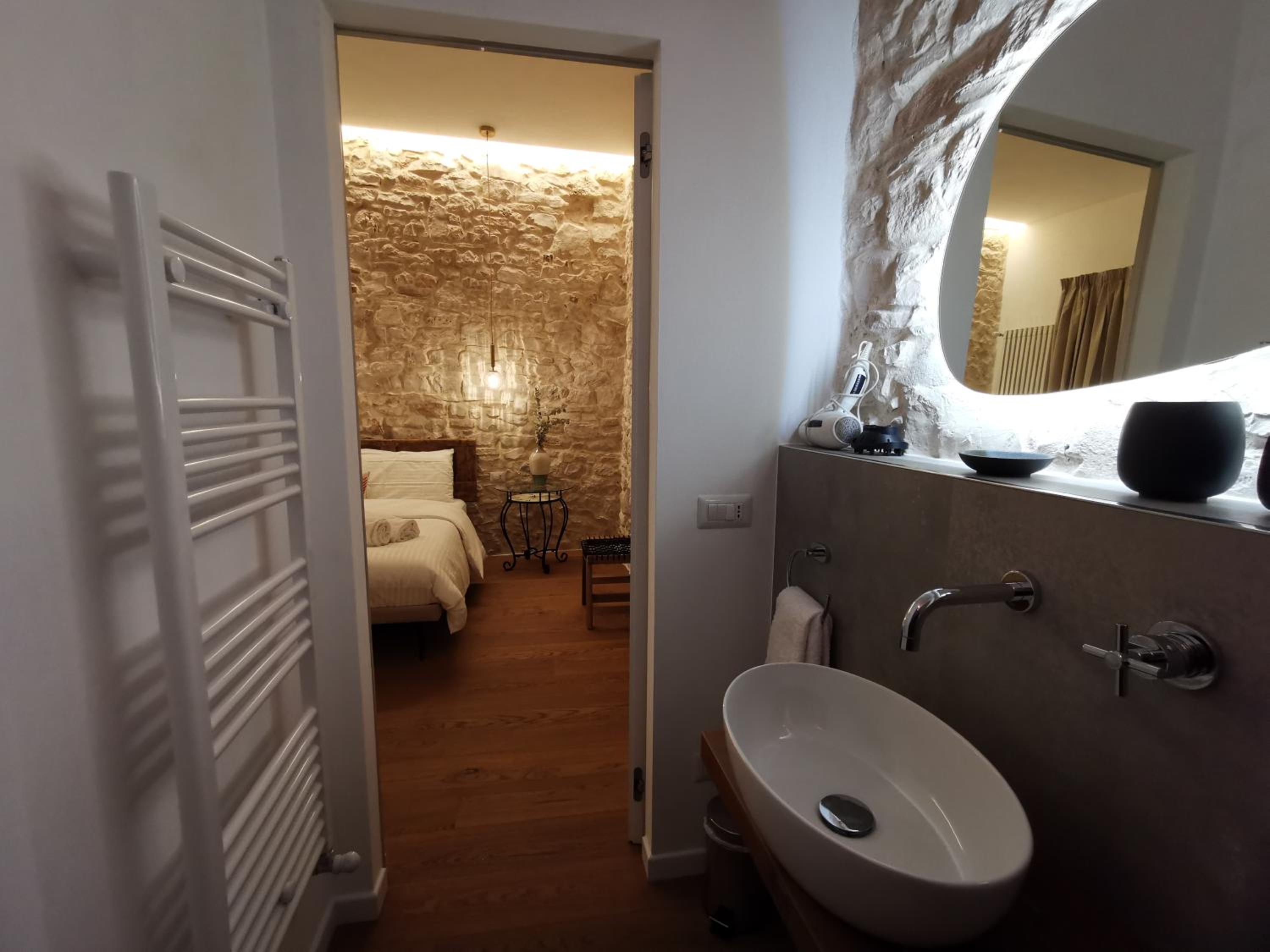 Deluxe Double Room with Balcony photo 3