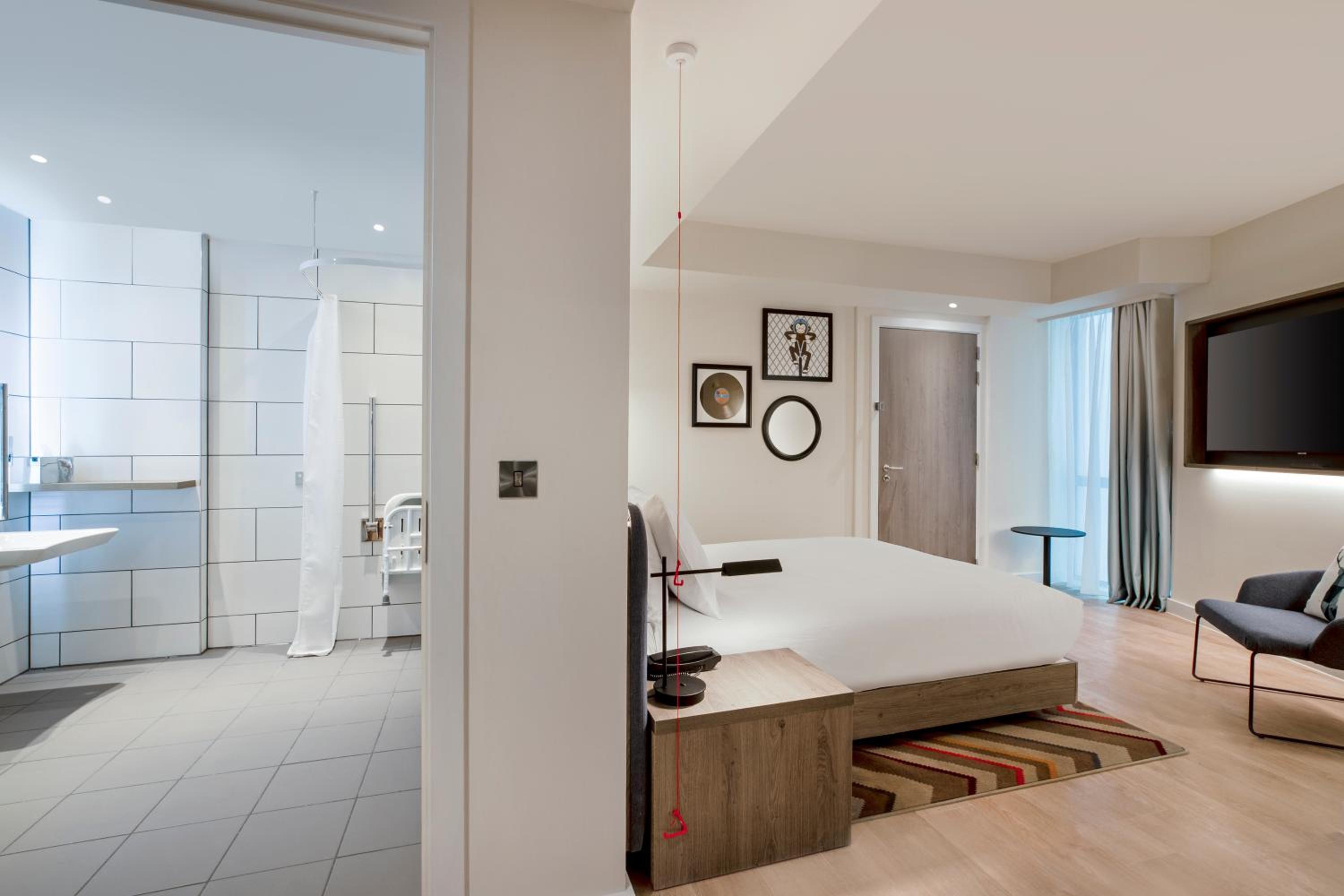 Queen Room - Accessible - Photo 10