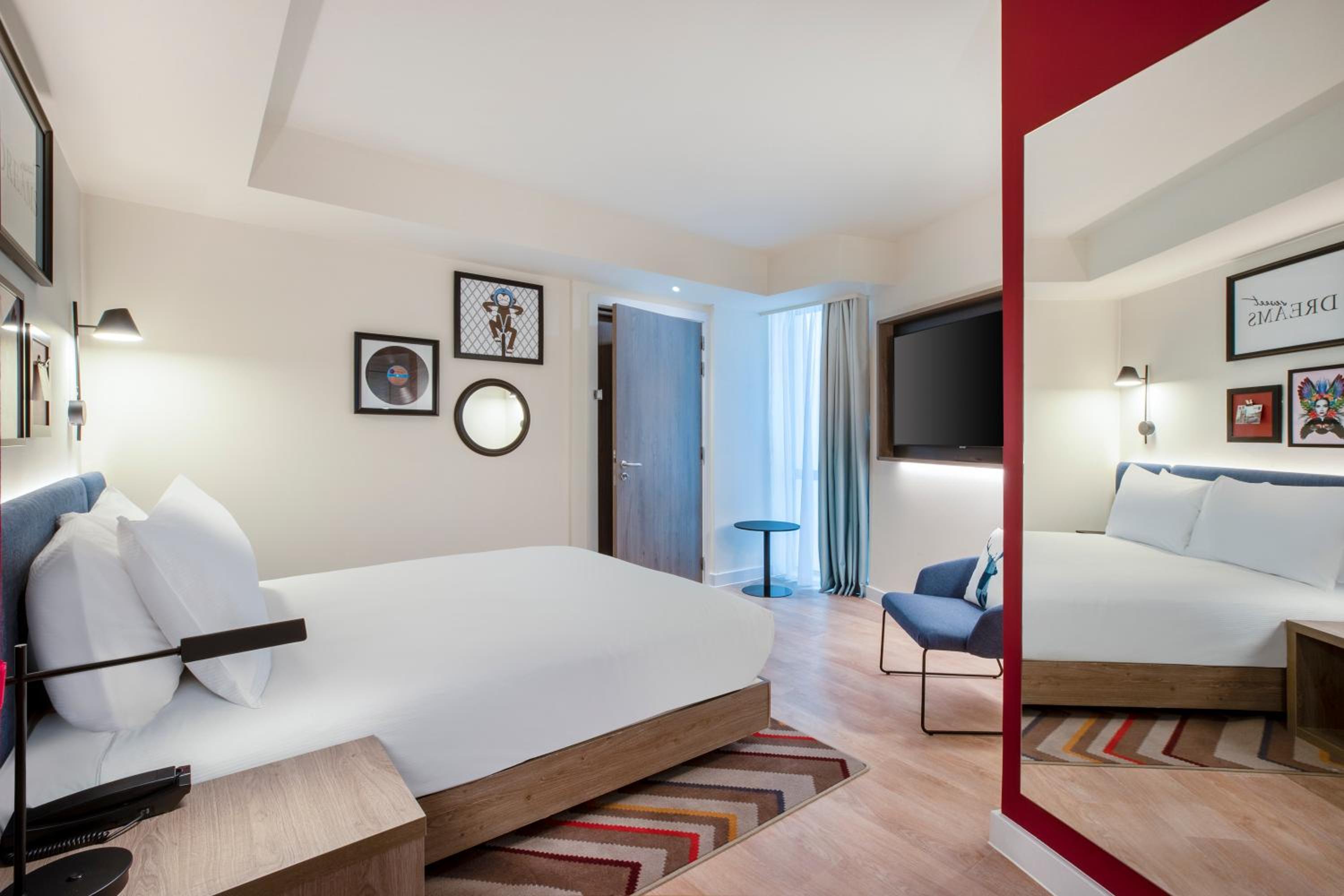 Queen Room - Accessible - Photo 9