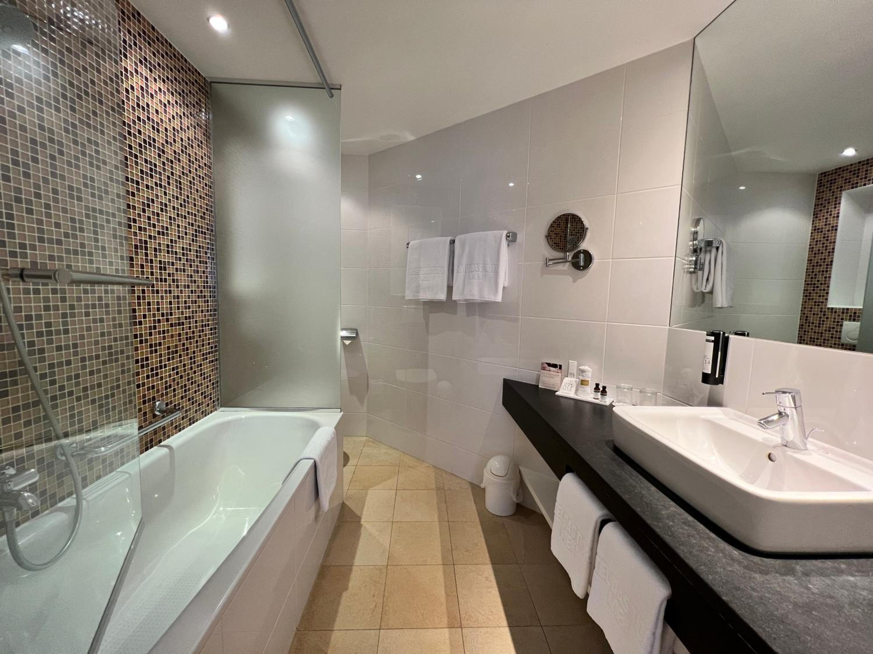 Superior Double Room thumbnail 6