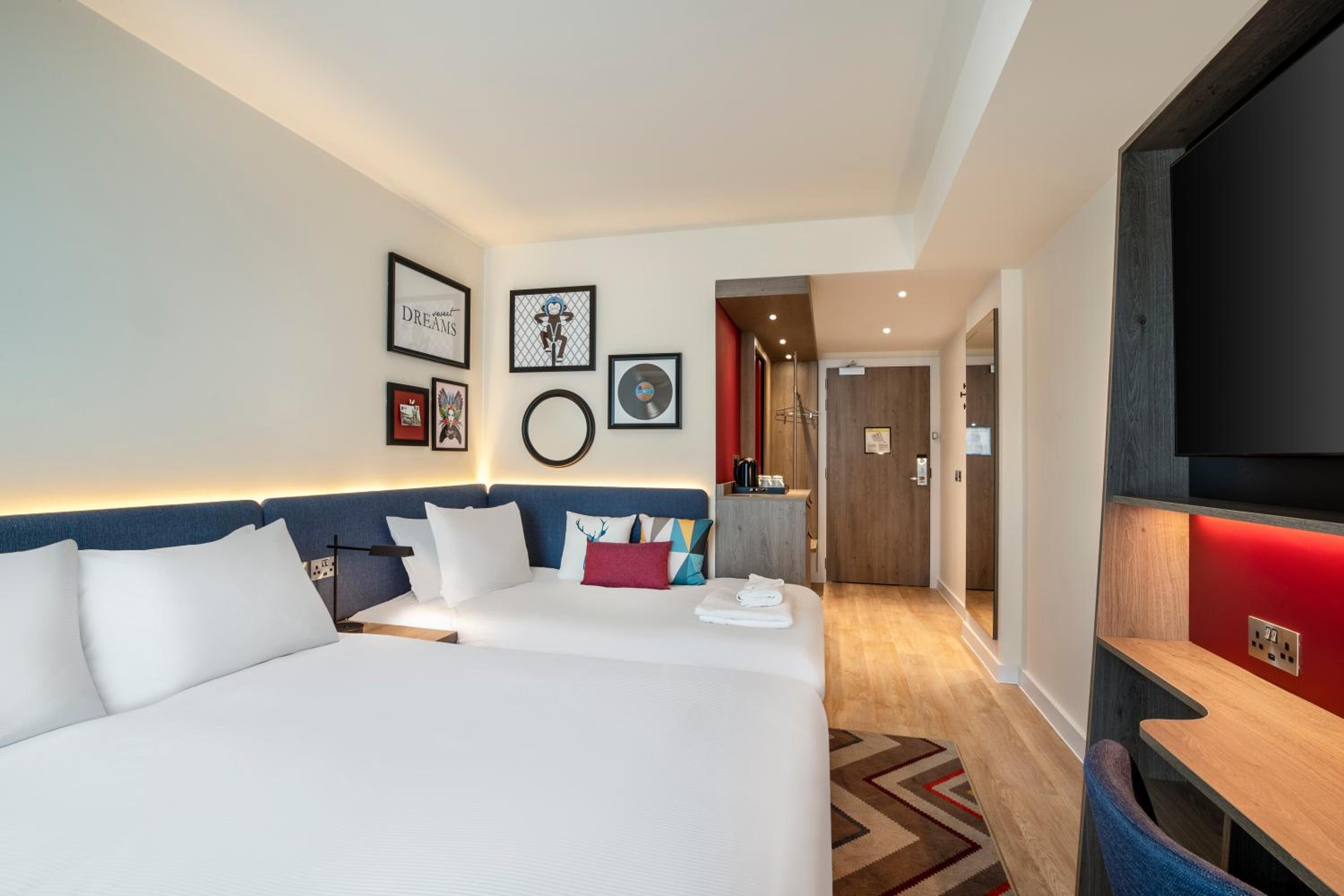 Queen Room with Sofa Bed - Photo 7