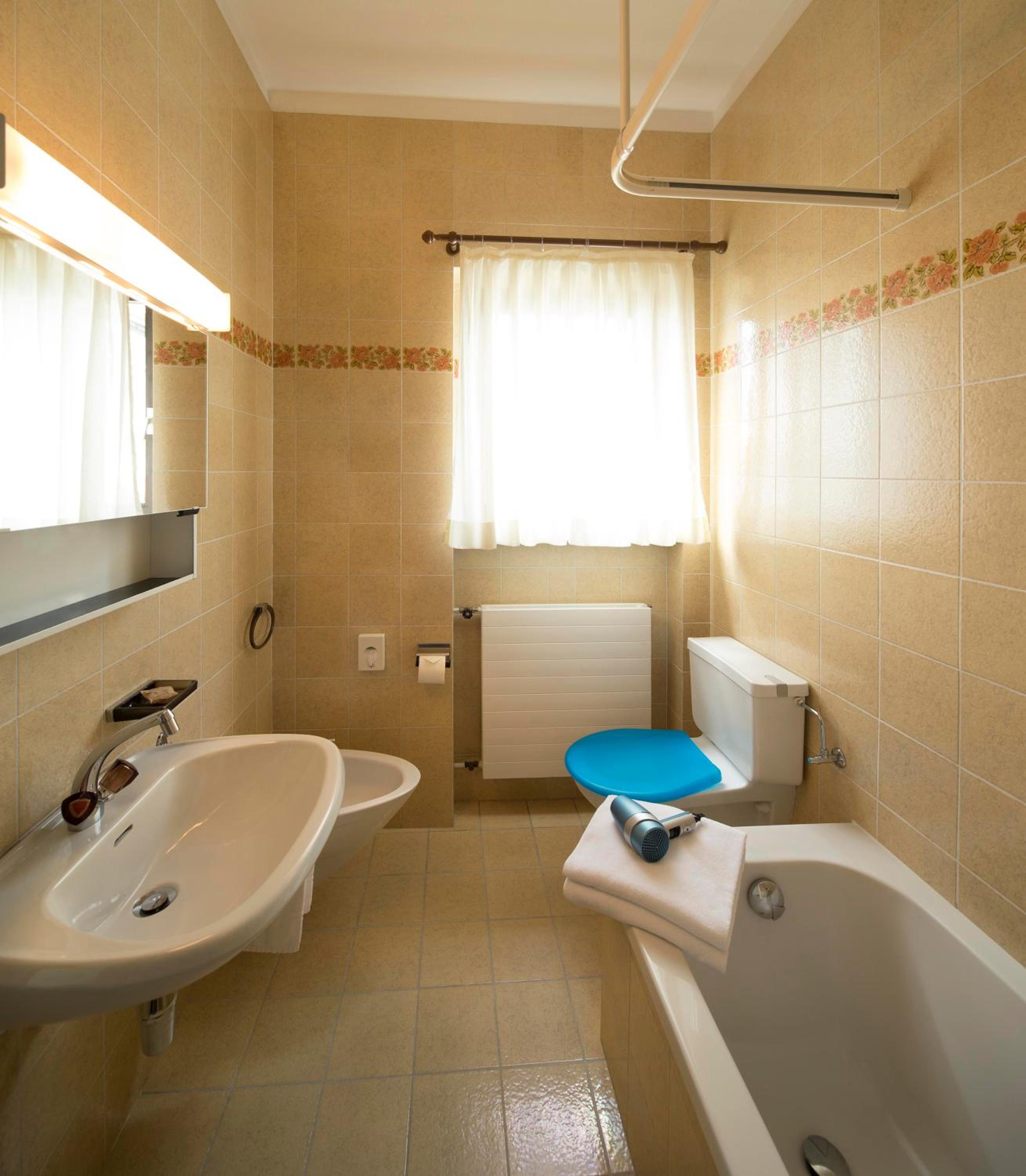 Double Room with Lake View - Photo 9