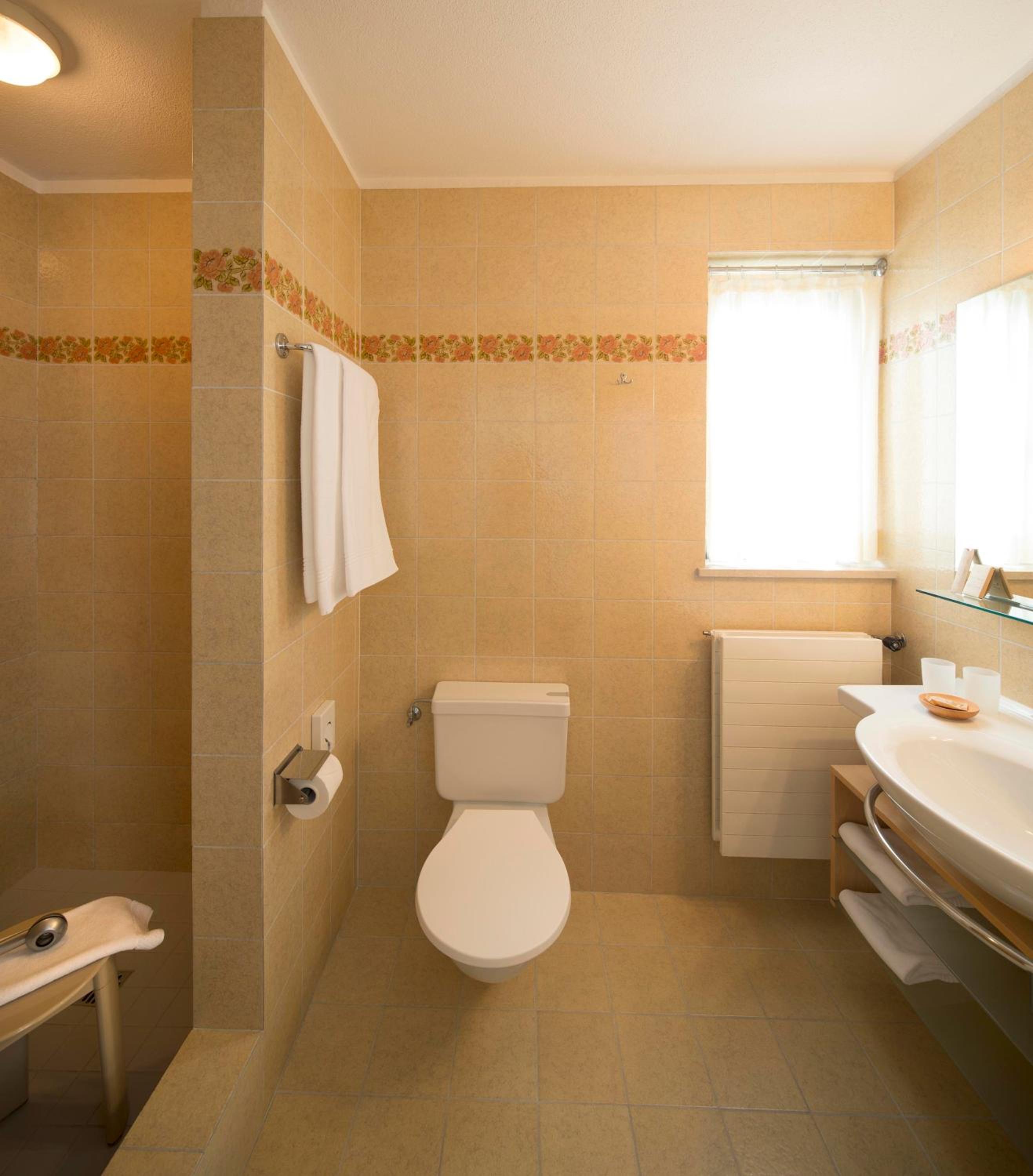Double Room with Lake View - Photo 3