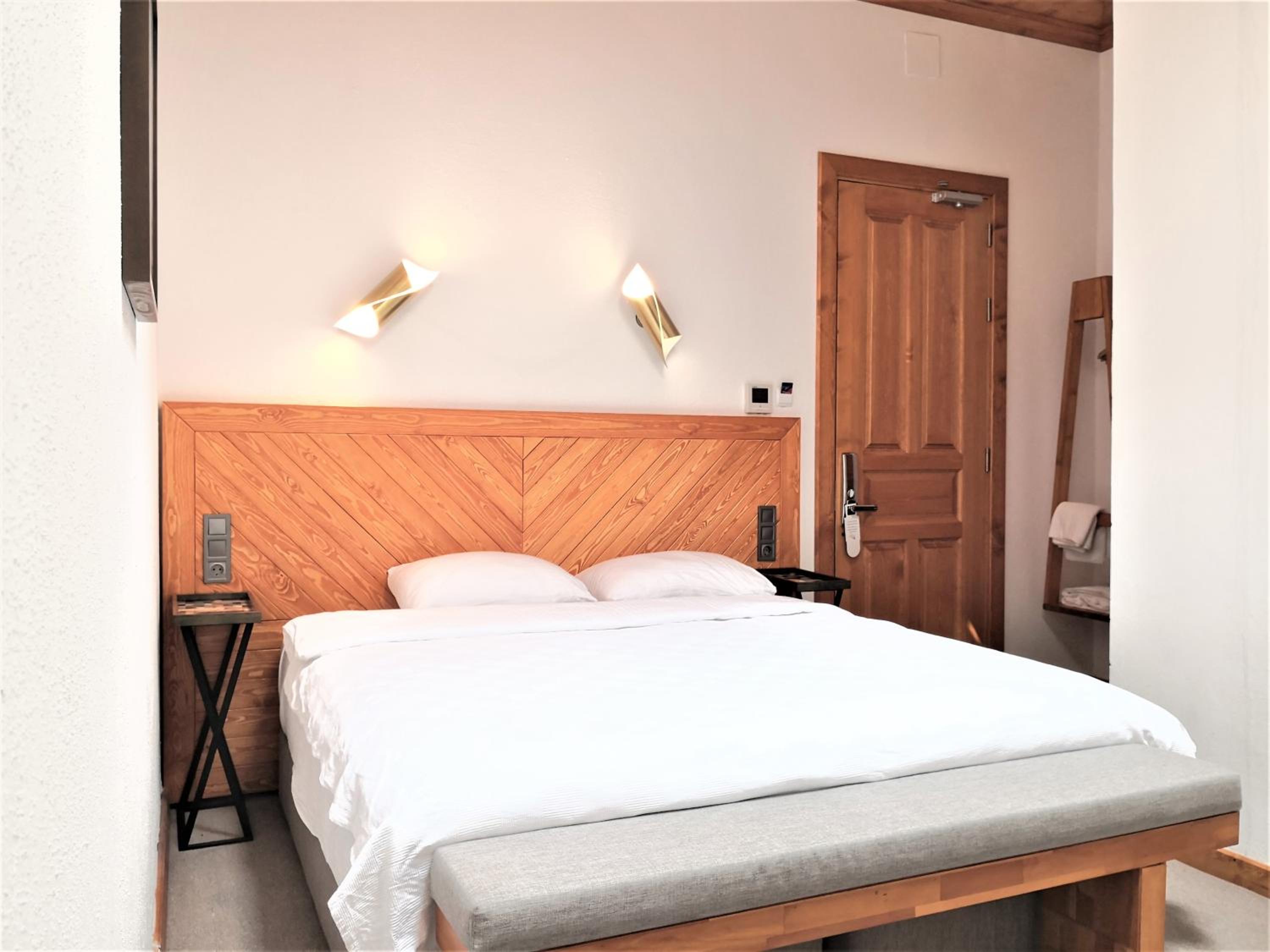 Deluxe Double Room (2 Adults + 1 Child) photo 2