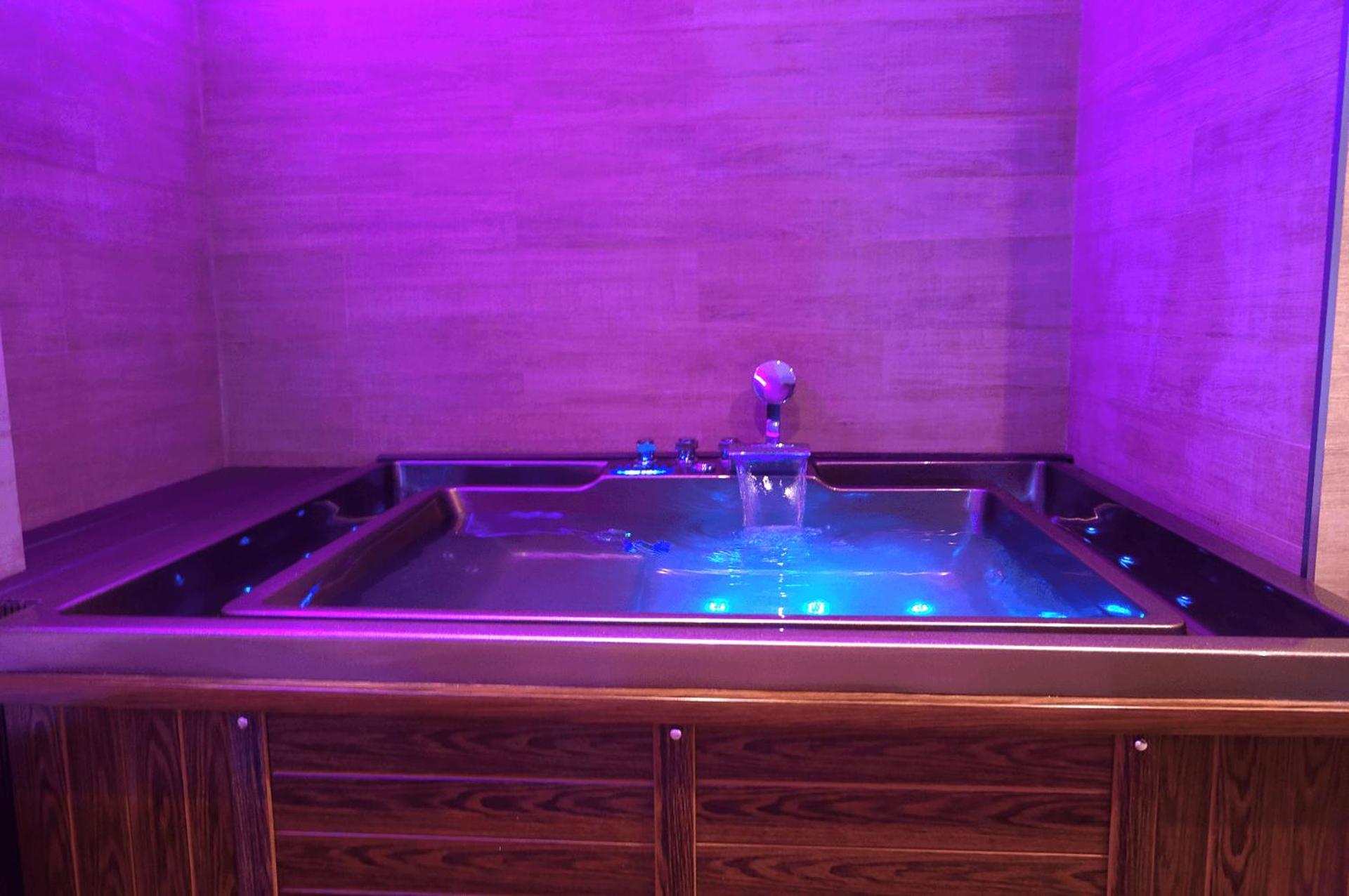 Deluxe Double Room with Bath - Photo 6