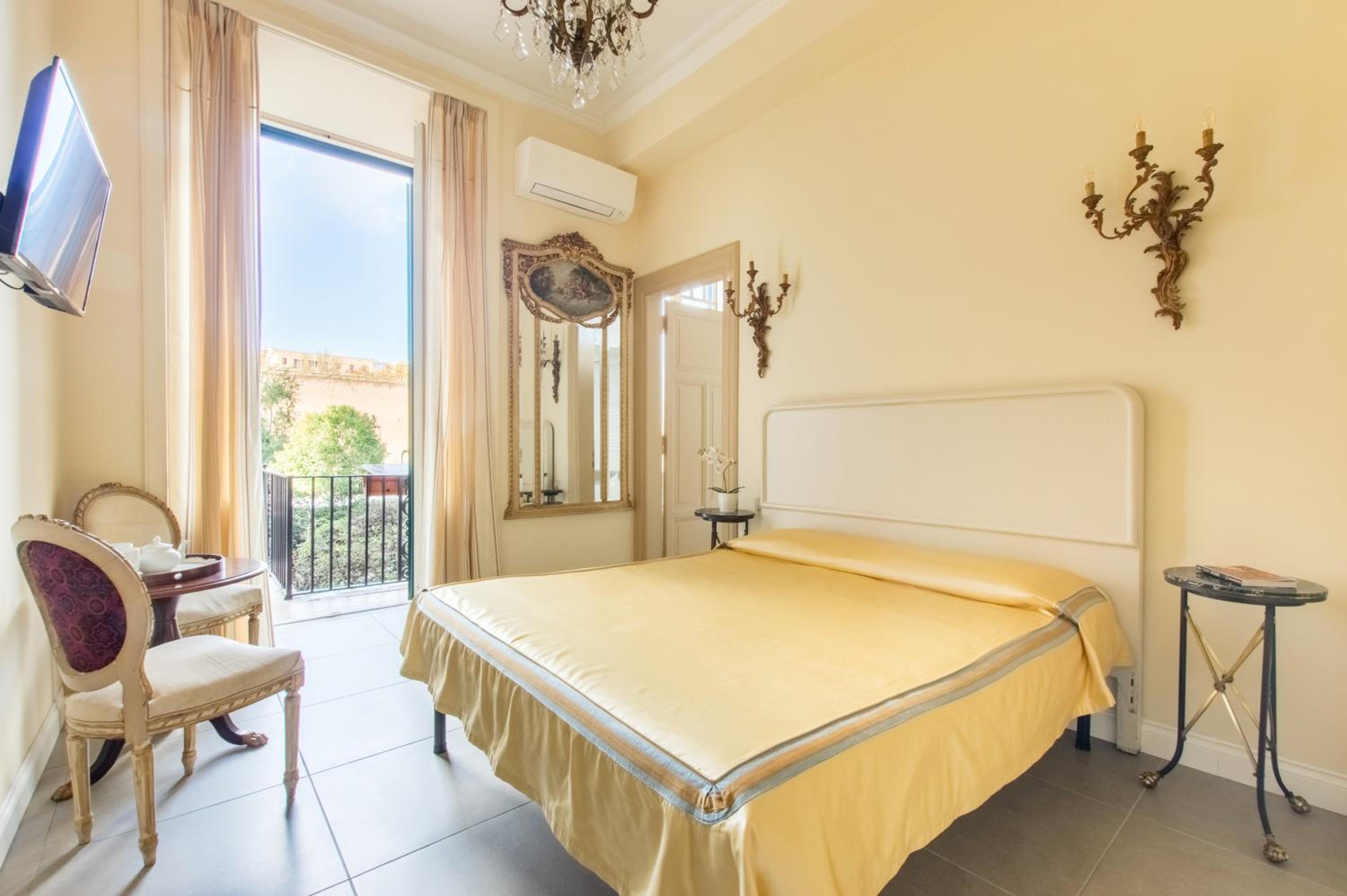 Deluxe Double Room with Balcony photo 1
