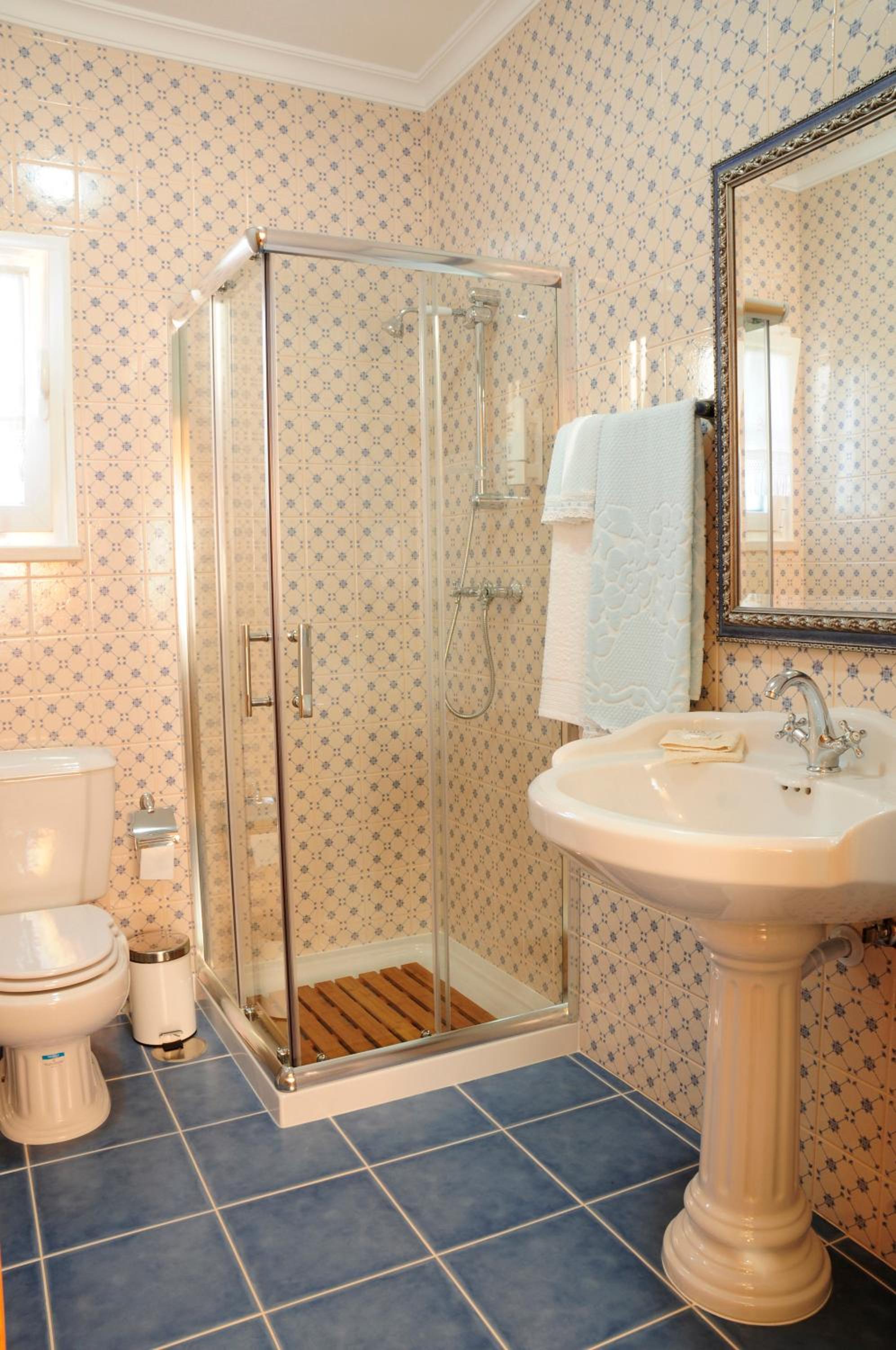 Twin Room with Private Bathroom - Photo 2