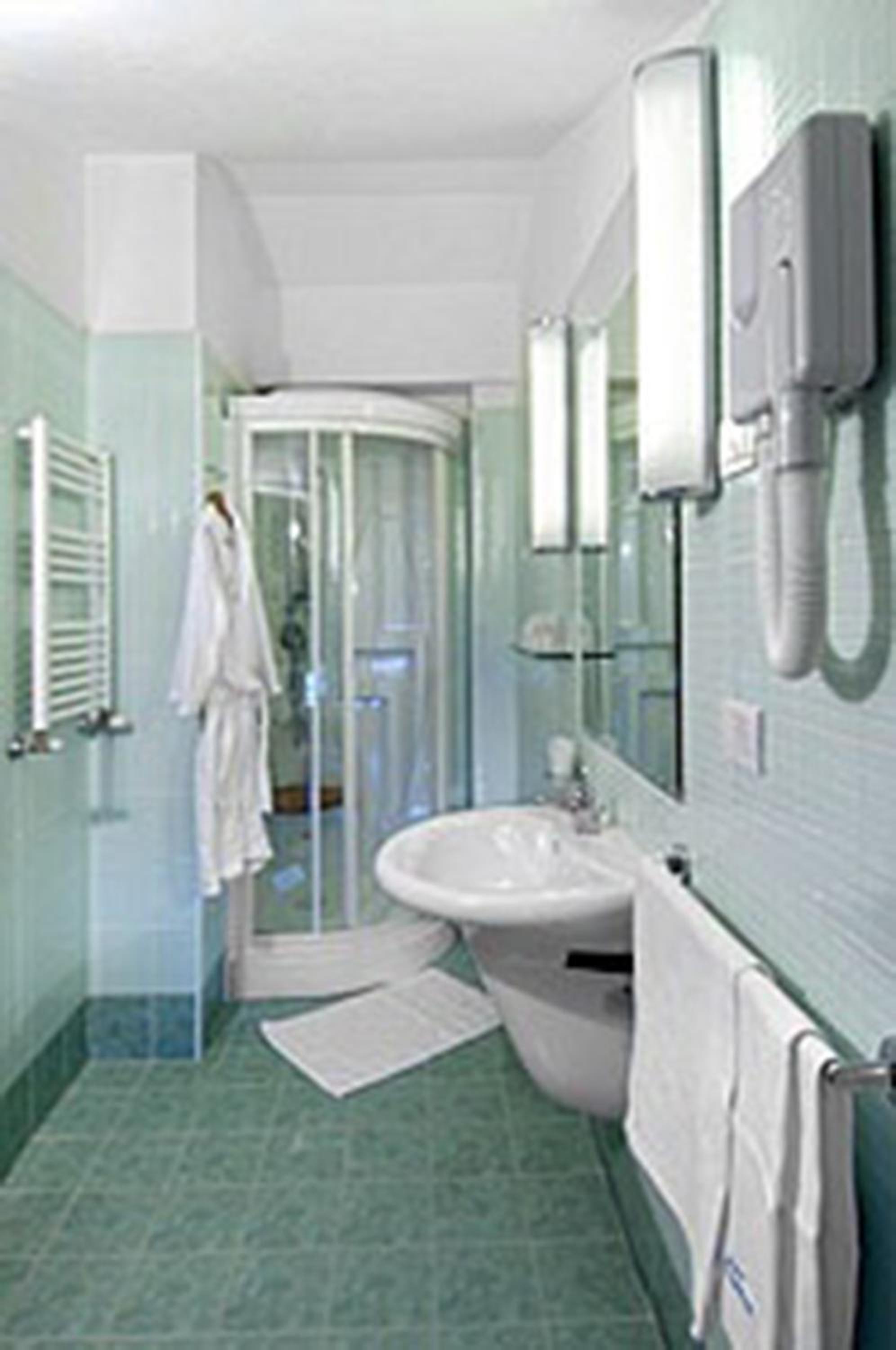 Double or Twin Room with Sea View - Photo 3