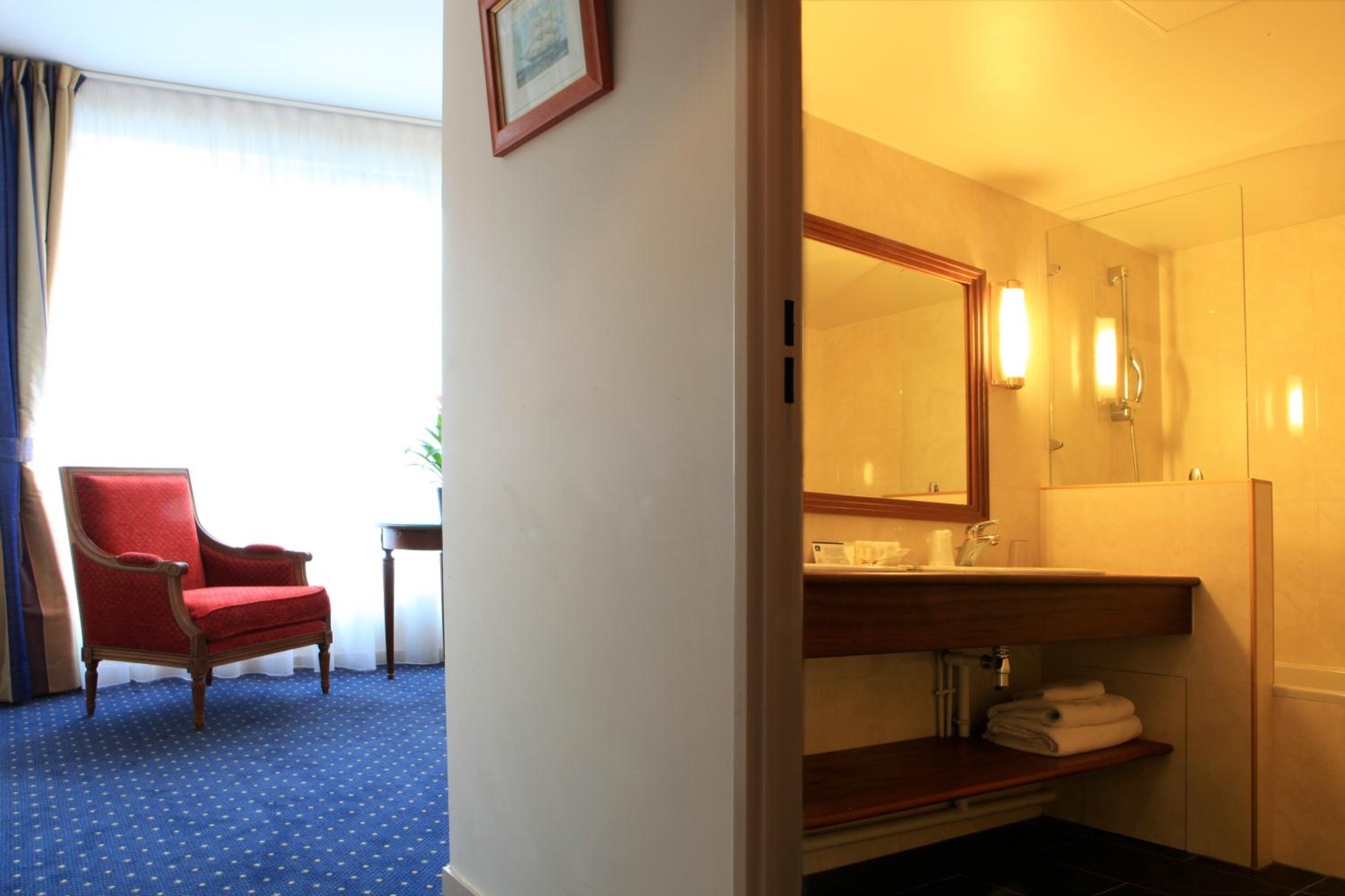 Suite with King Bed and Balcony photo 2