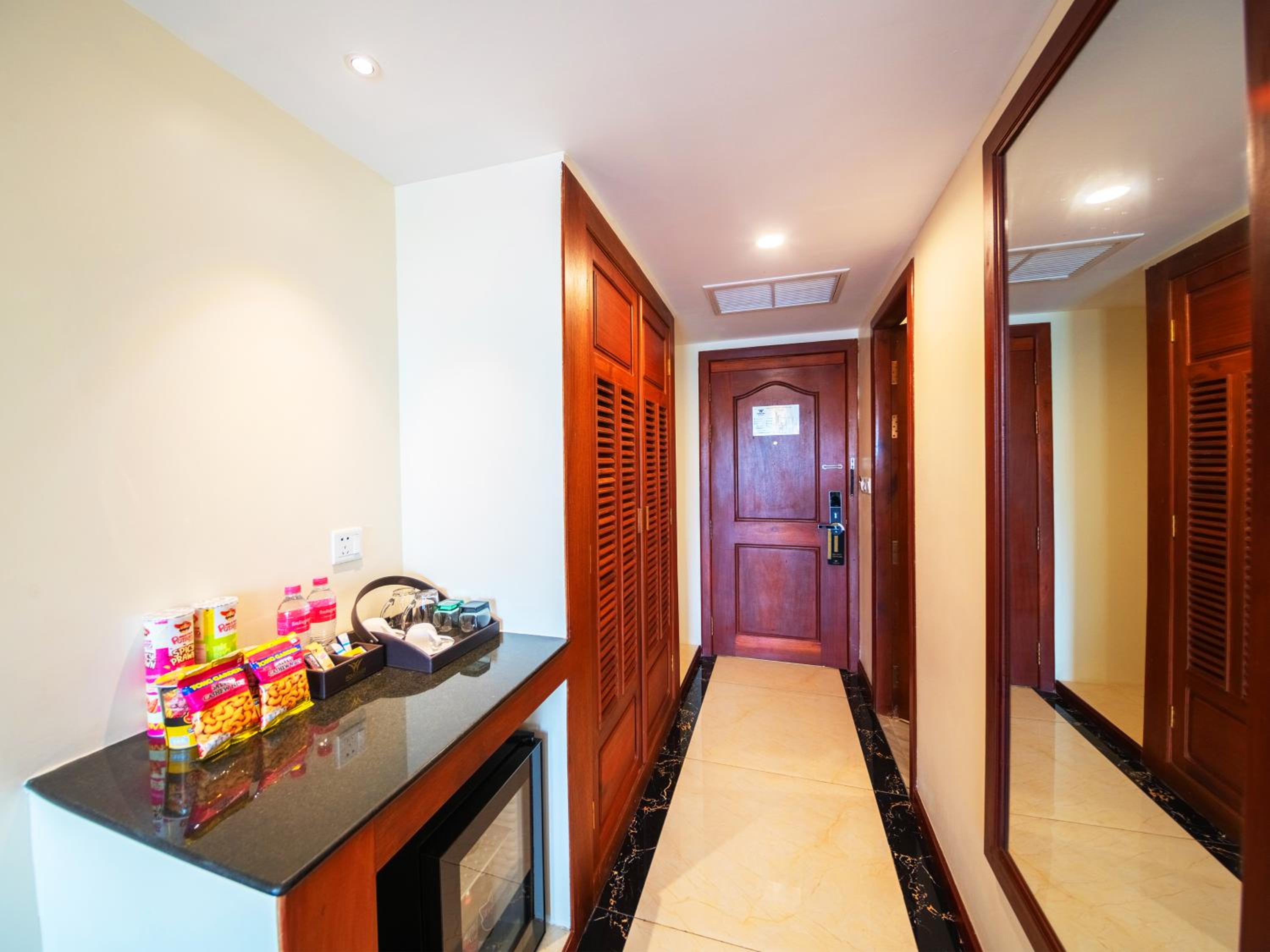Landmark King Bed With Balcony - Photo 4