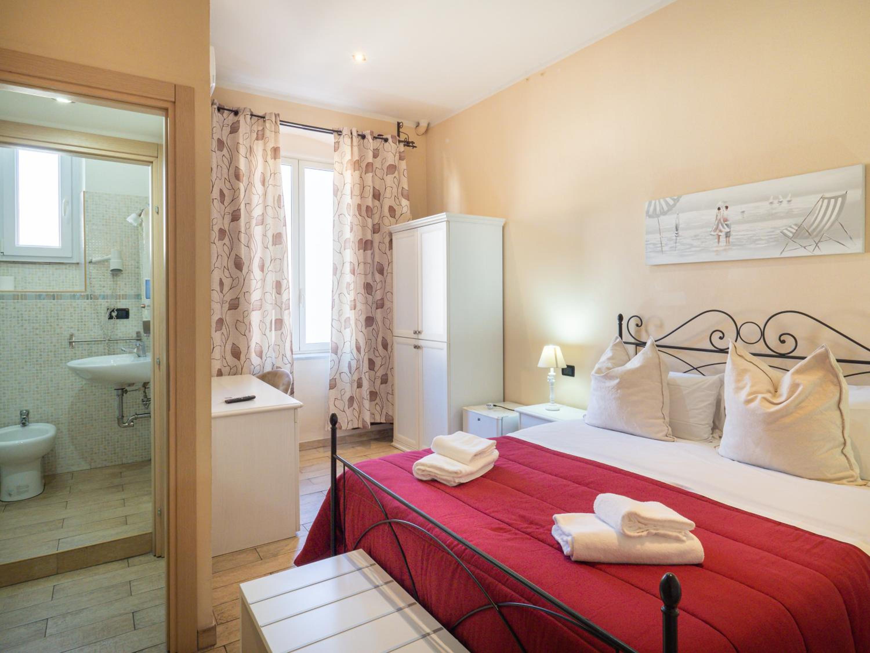 Double Room with Private Bathroom - Photo 4