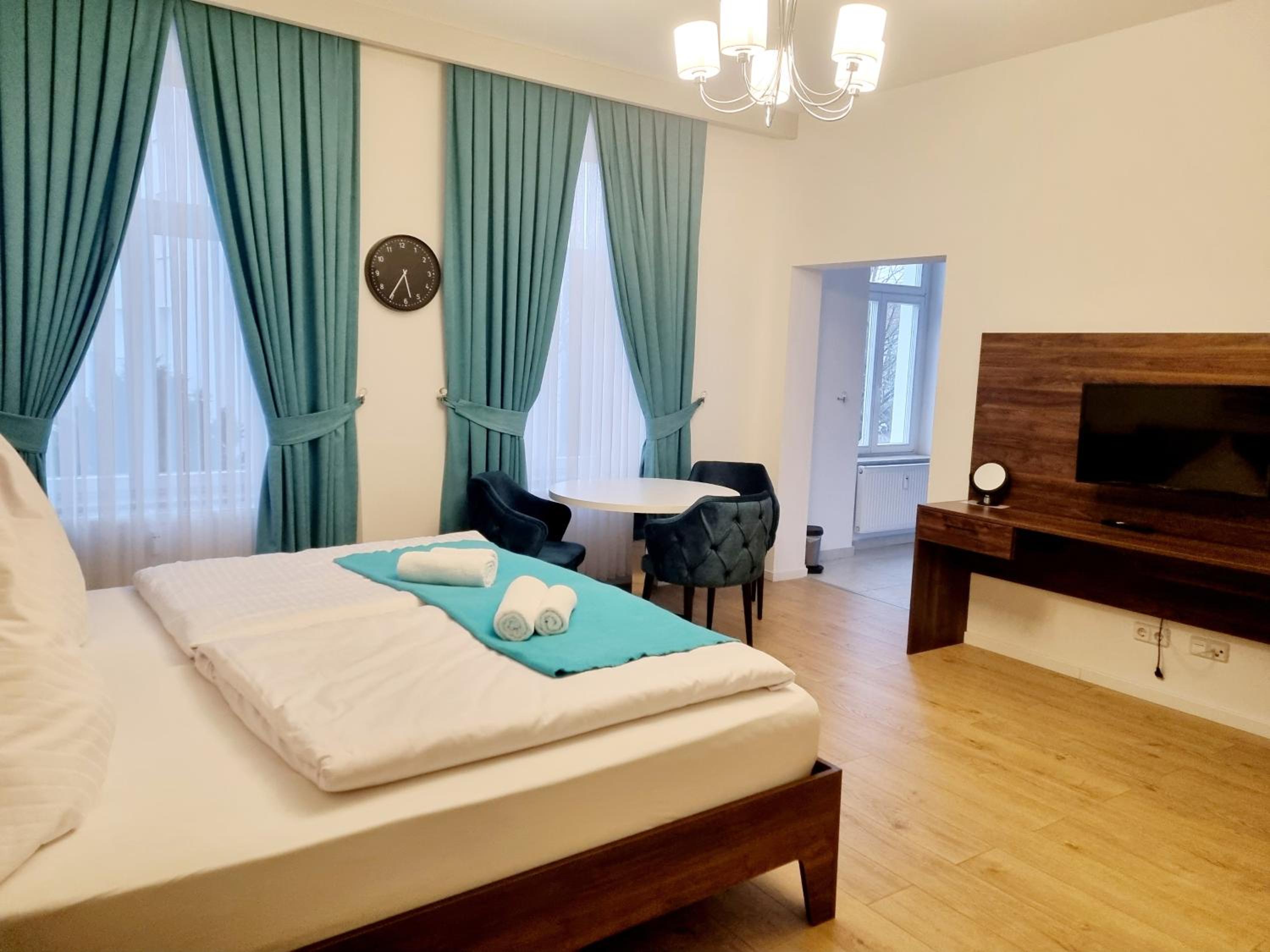 Deluxe Family Suite - Photo 8