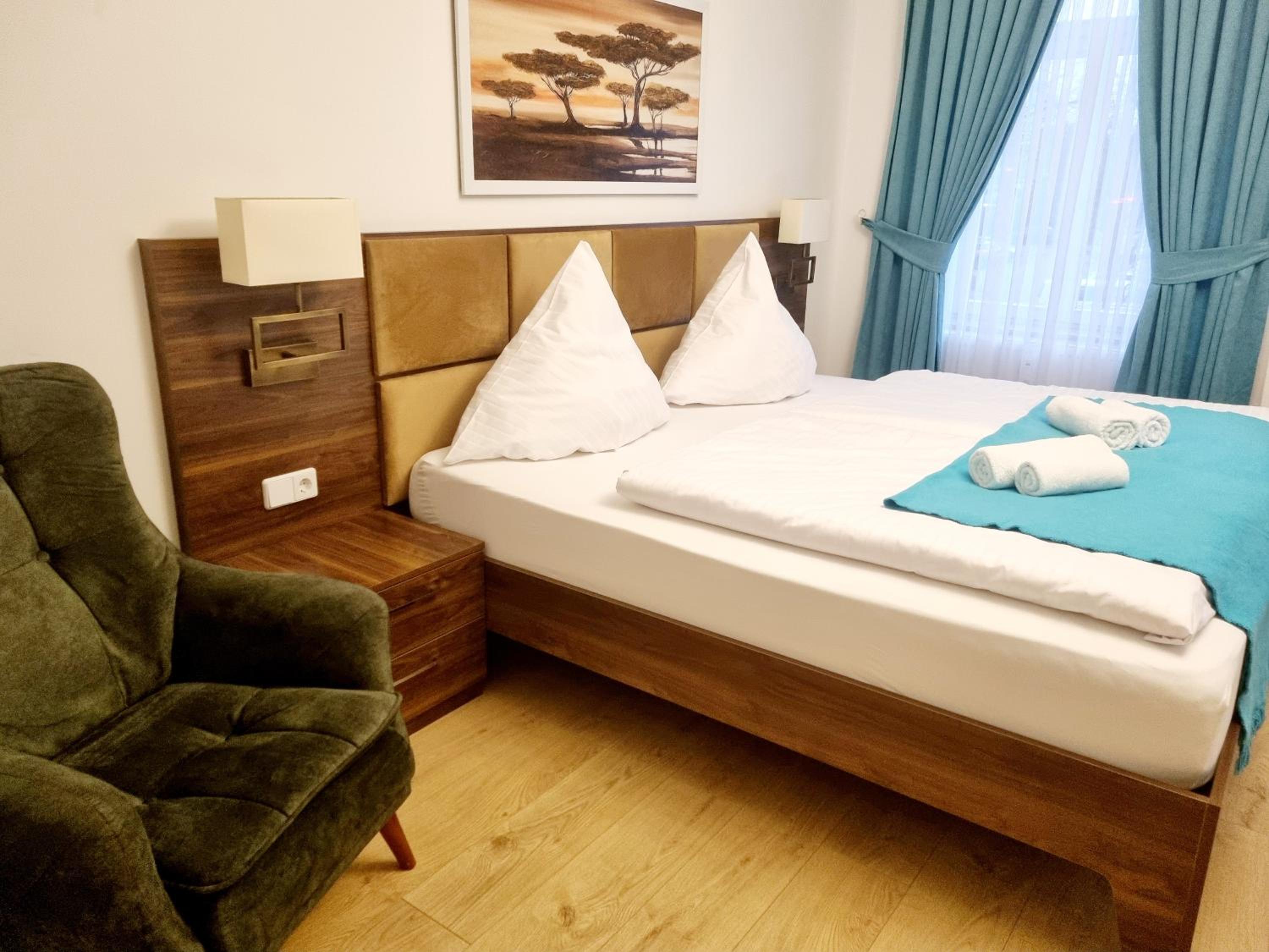 Deluxe Family Suite - Photo 7