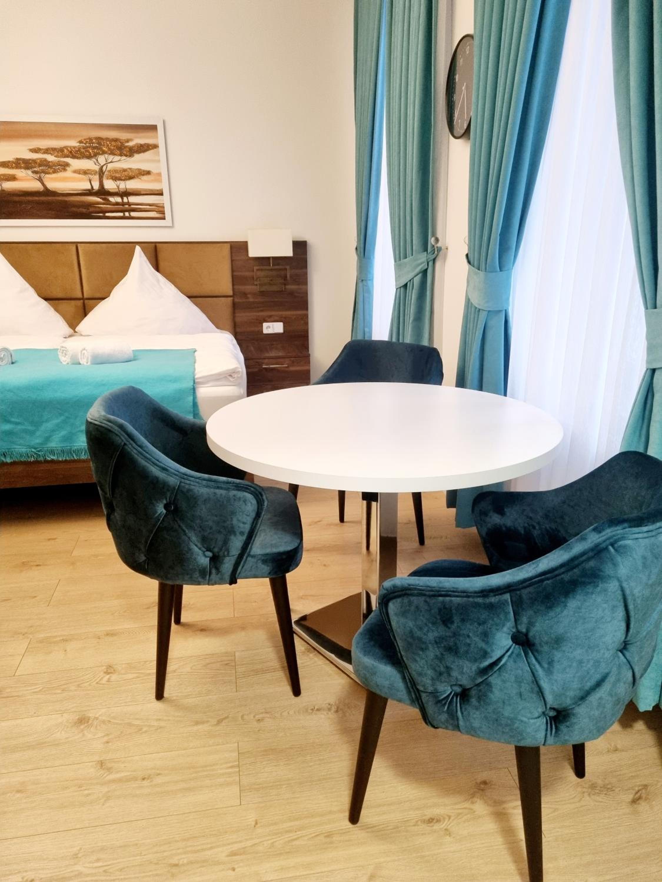 Deluxe Family Suite - Photo 6