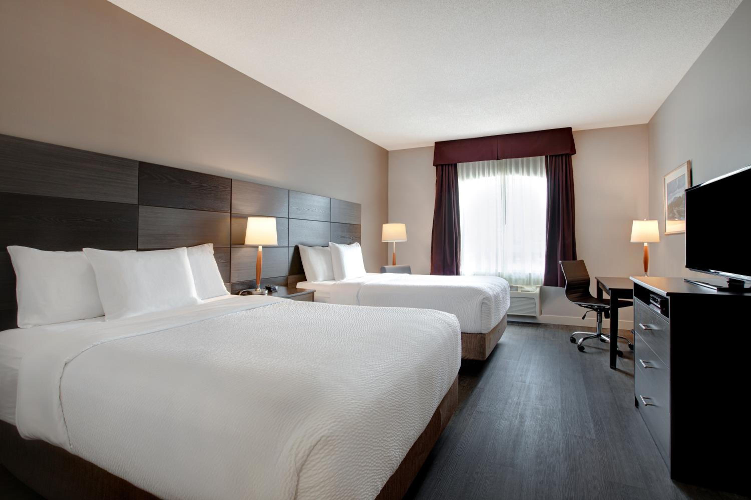 Queen Room with Two Queen Beds - Non-Smoking - Photo 2