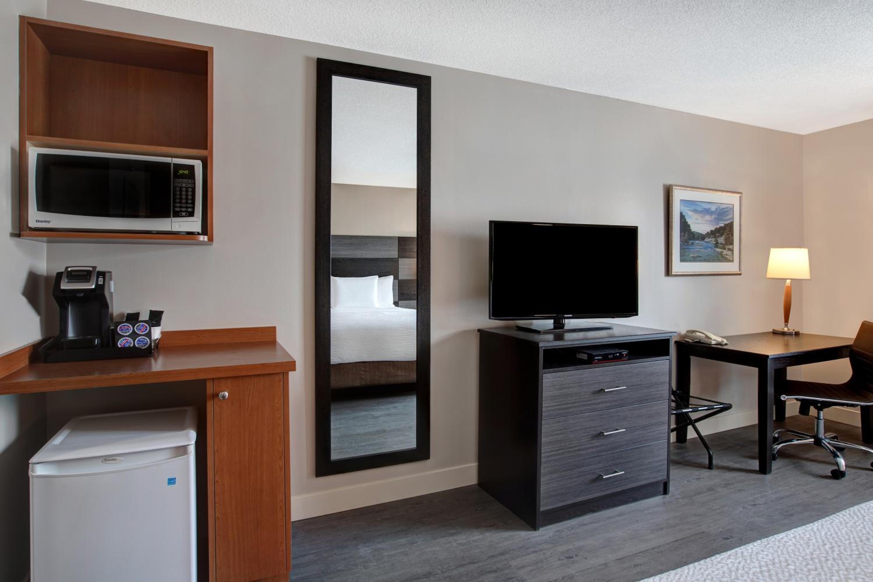 King Room - Non-Smoking - Photo 1