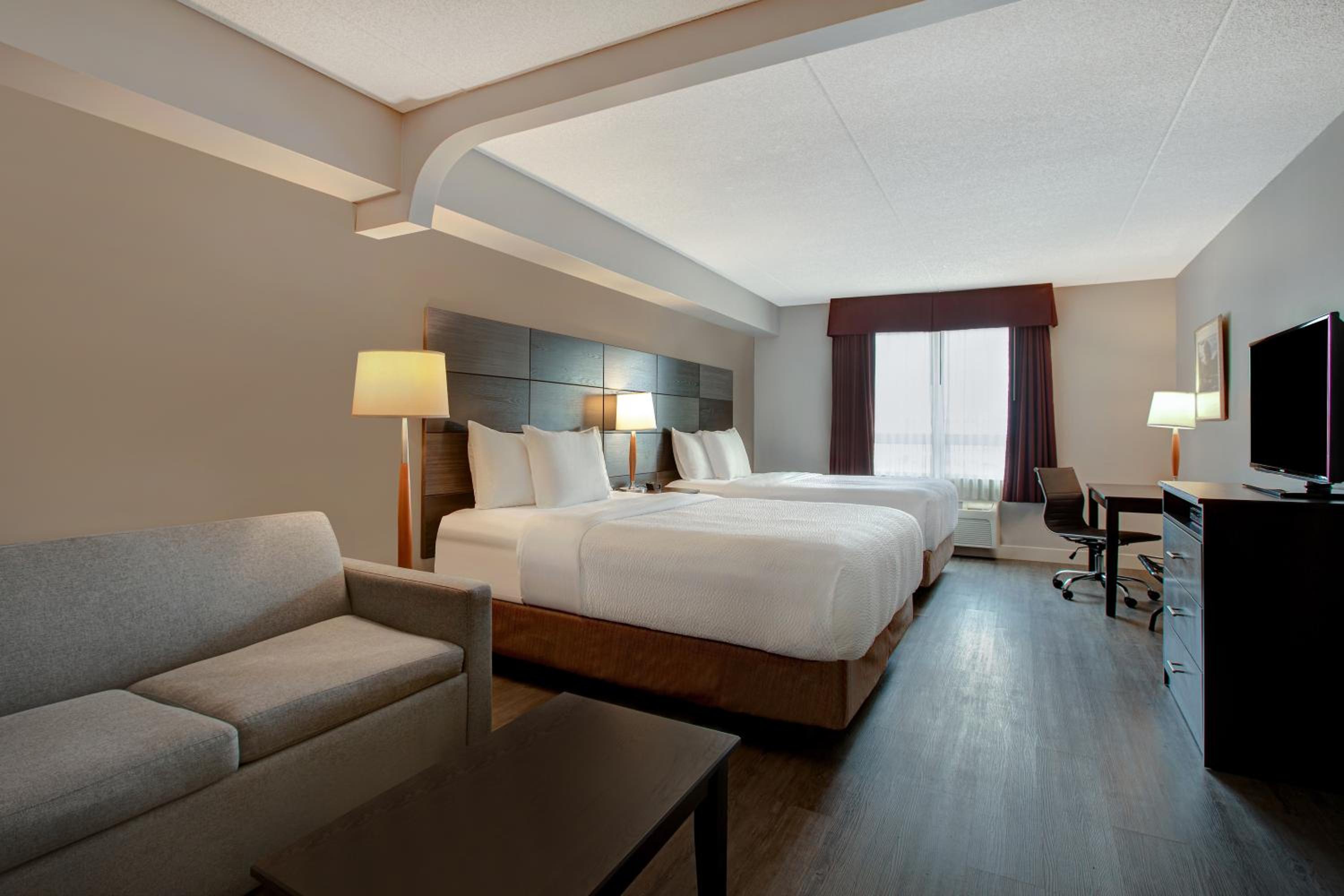 Queen Suite with Two Queen Beds and Sofa - Non-Smoking - Photo 5
