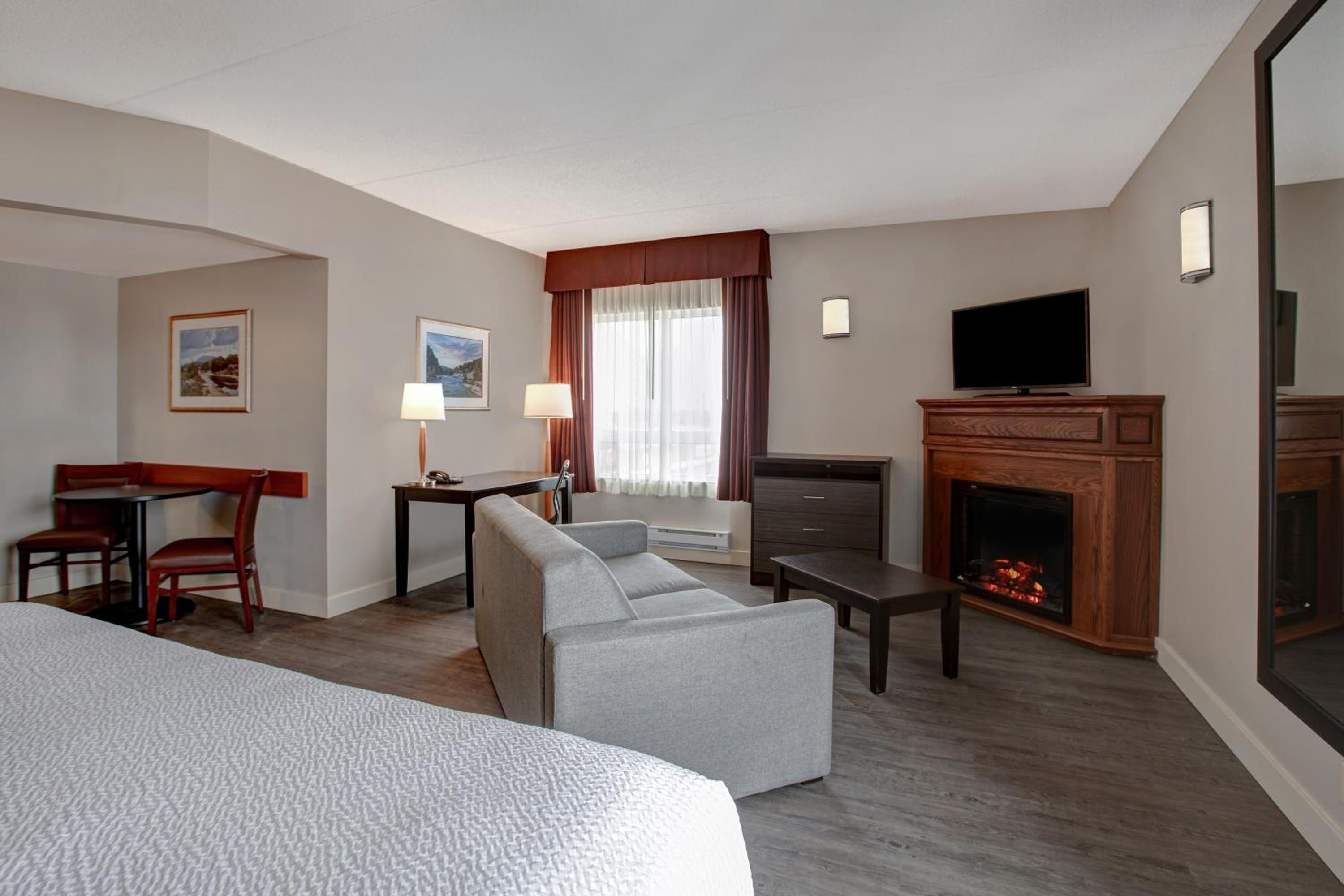King Suite with Sofa bed and Spa Bath-  Non-Smoking - Photo 2