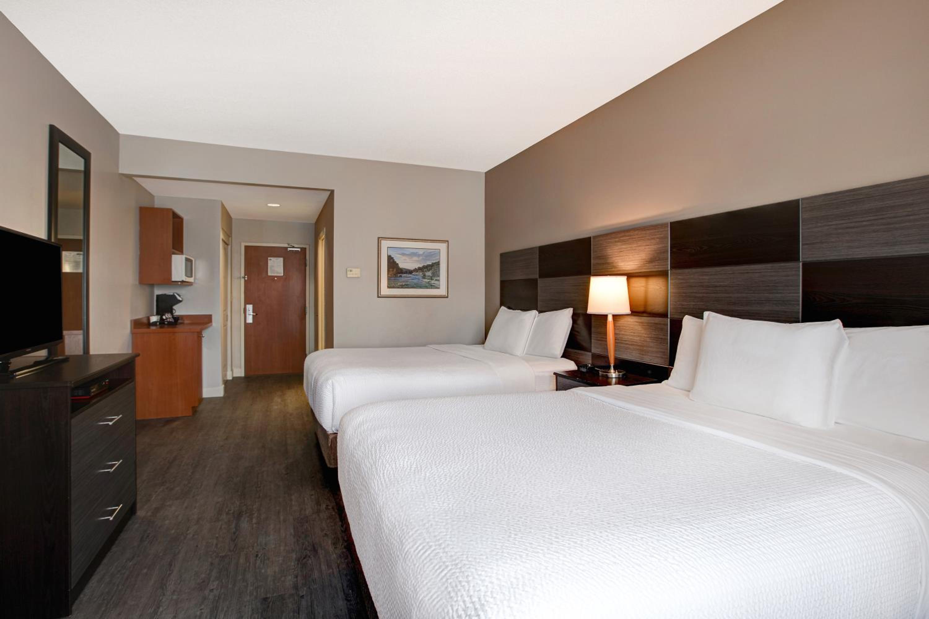 Queen Room with Two Queen Beds - Non-Smoking - Photo 4