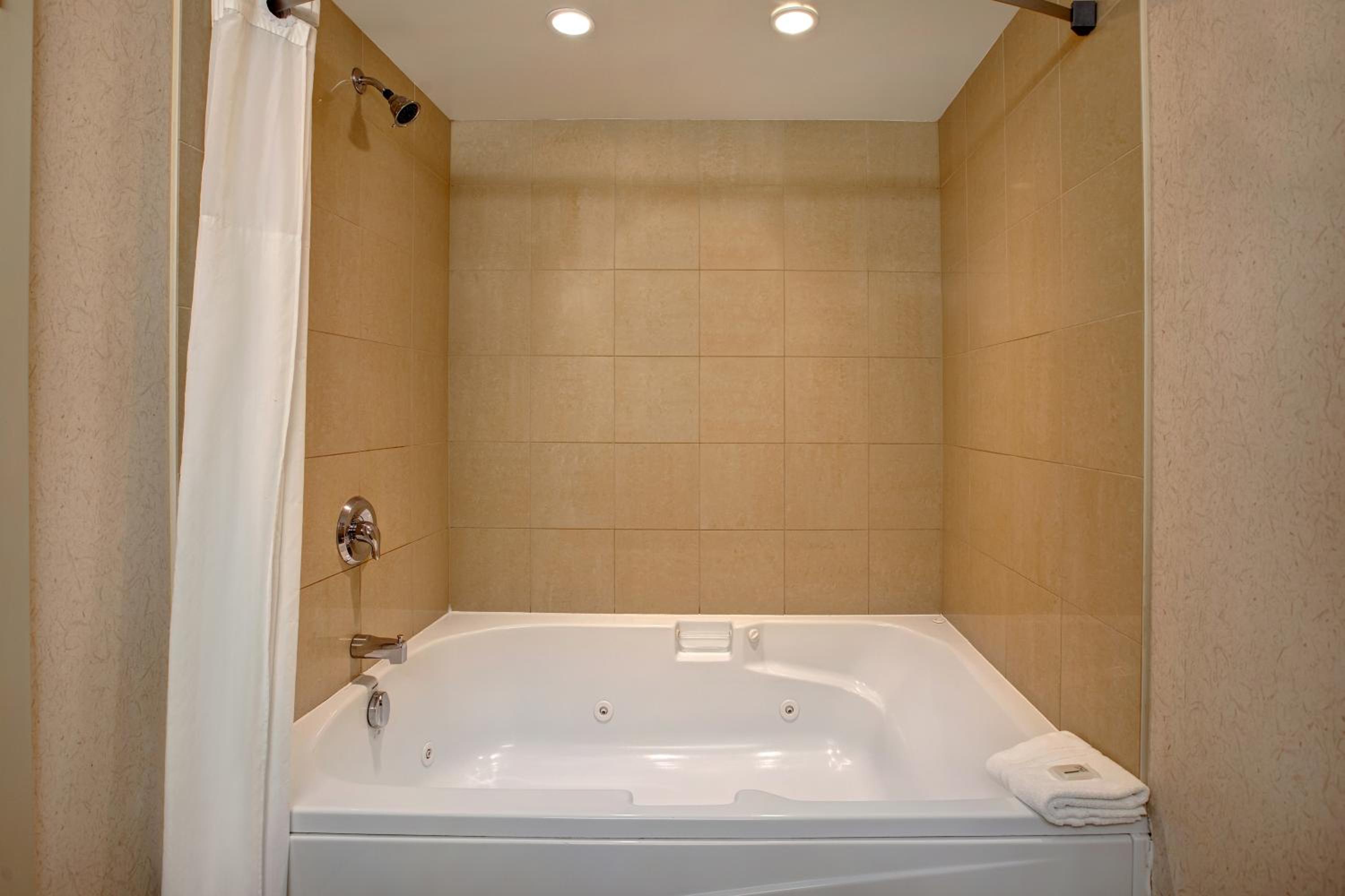 King Suite with Sofa bed and Spa Bath-  Non-Smoking - Photo 5