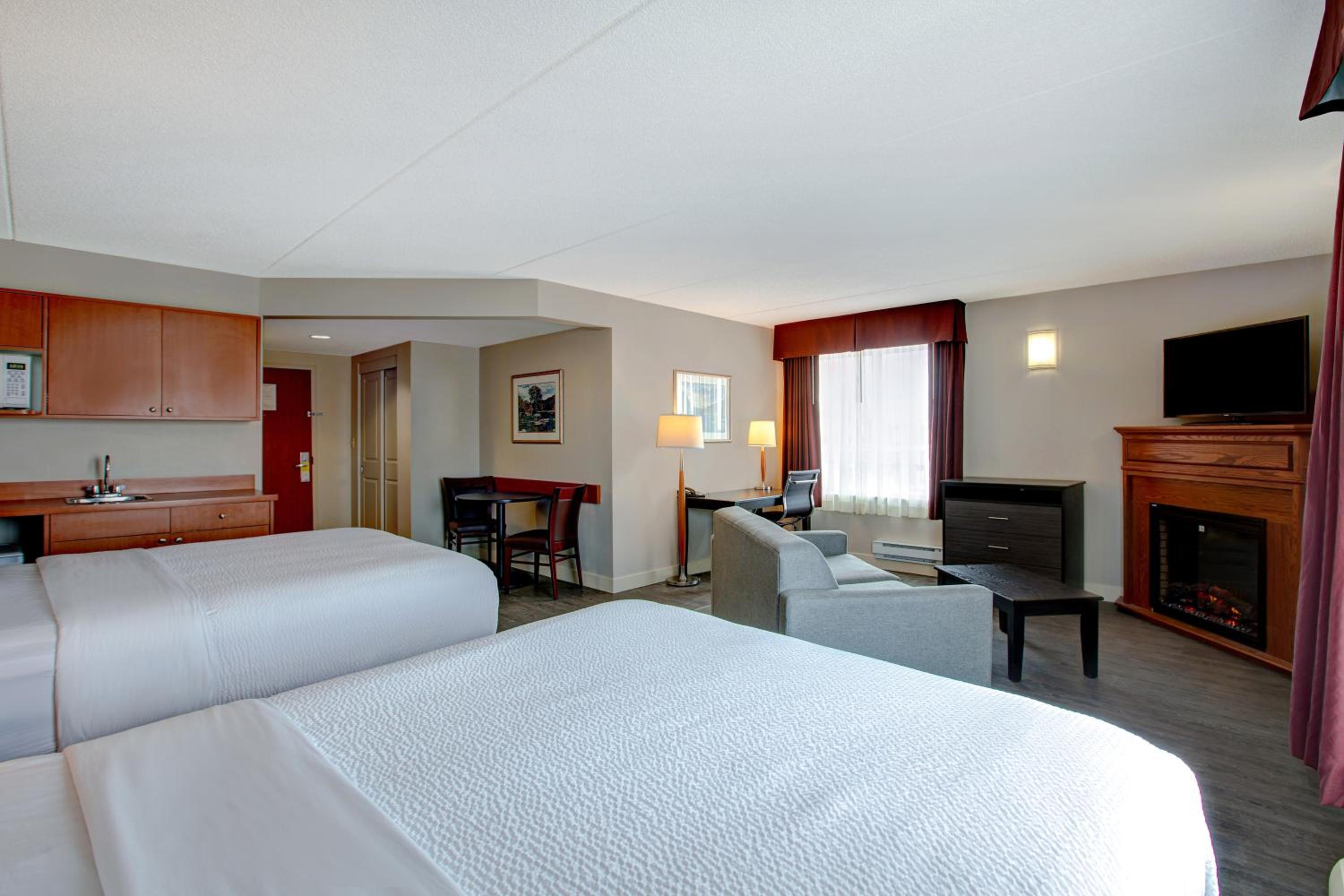 Deluxe Queen Suite with Two Queen Beds with Sofa Bed- Non-Smoking - Photo 5