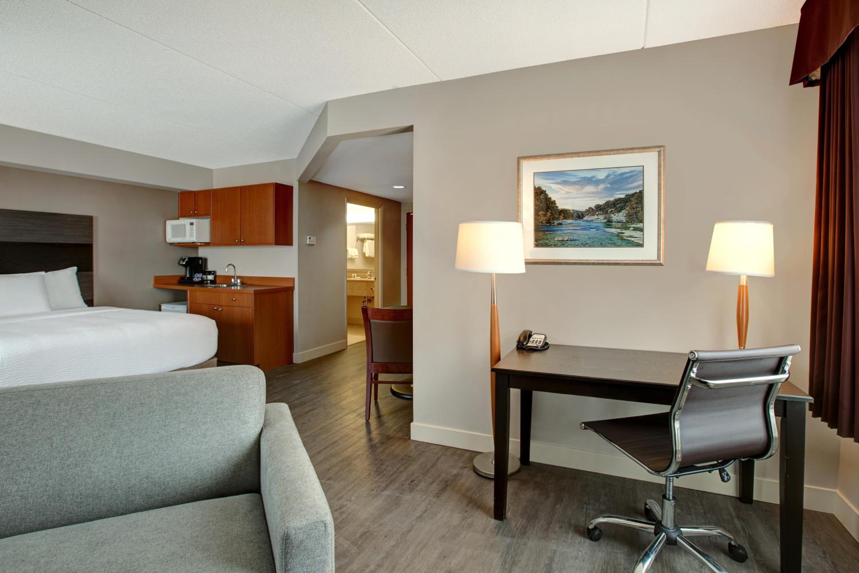King Suite with Sofa bed and Spa Bath-  Non-Smoking - Photo 4