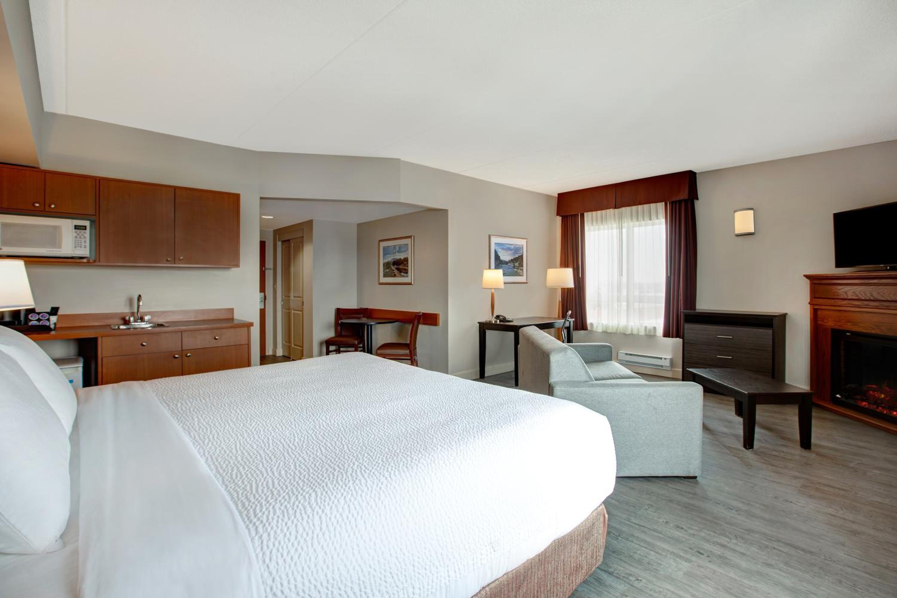 King Suite with Sofa bed and Spa Bath-  Non-Smoking - Photo 6