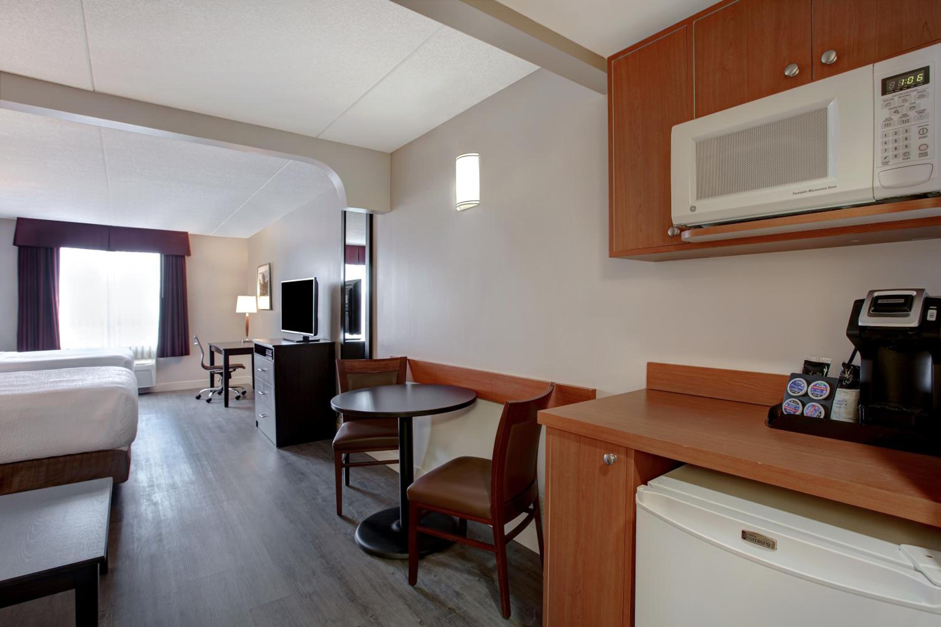 Queen Suite with Two Queen Beds and Sofa - Non-Smoking - Photo 2