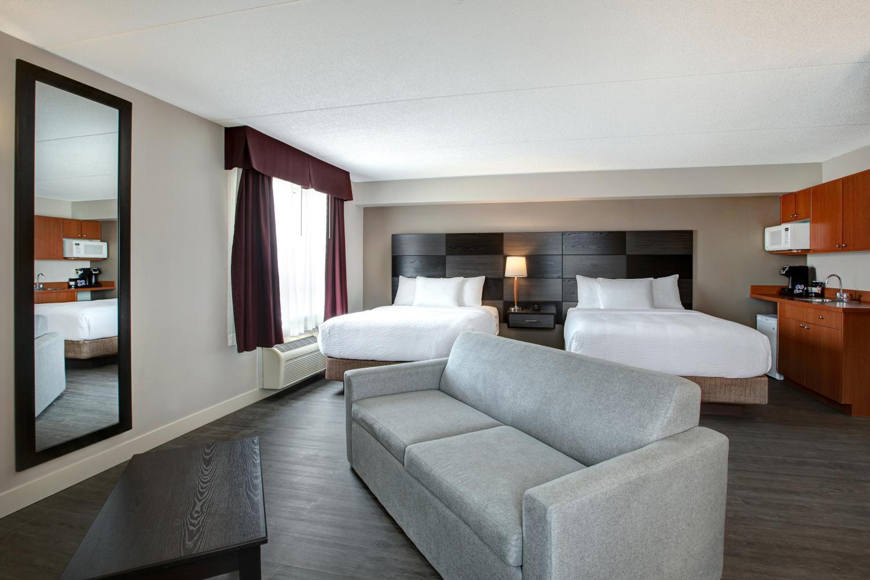 Deluxe Queen Suite with Two Queen Beds with Sofa Bed- Non-Smoking - Photo 4