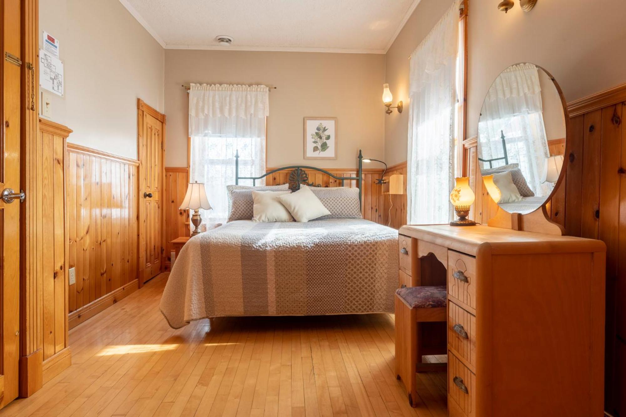 Double Room with Lake View - Photo 3