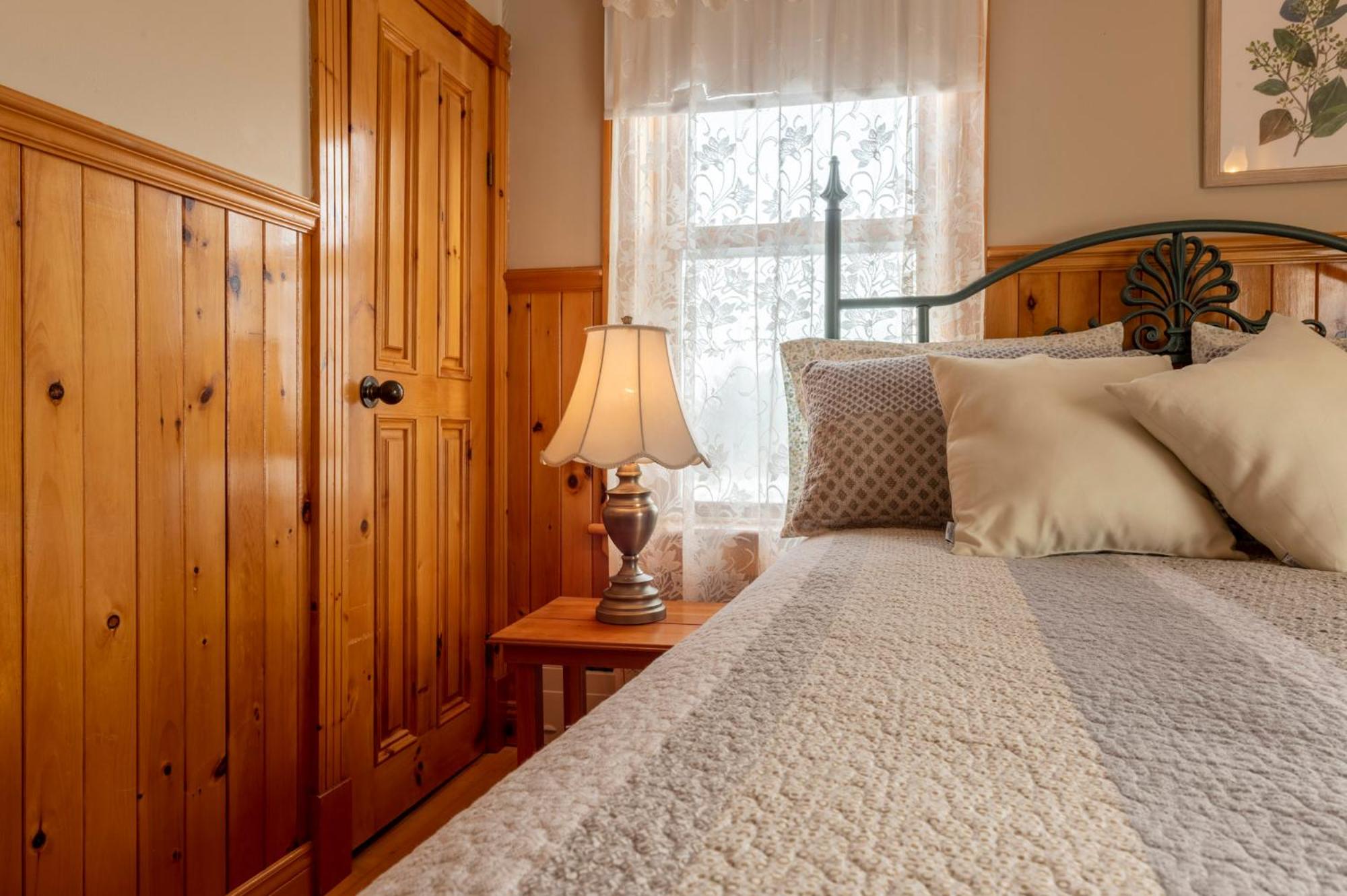 Double Room with Lake View - Photo 5