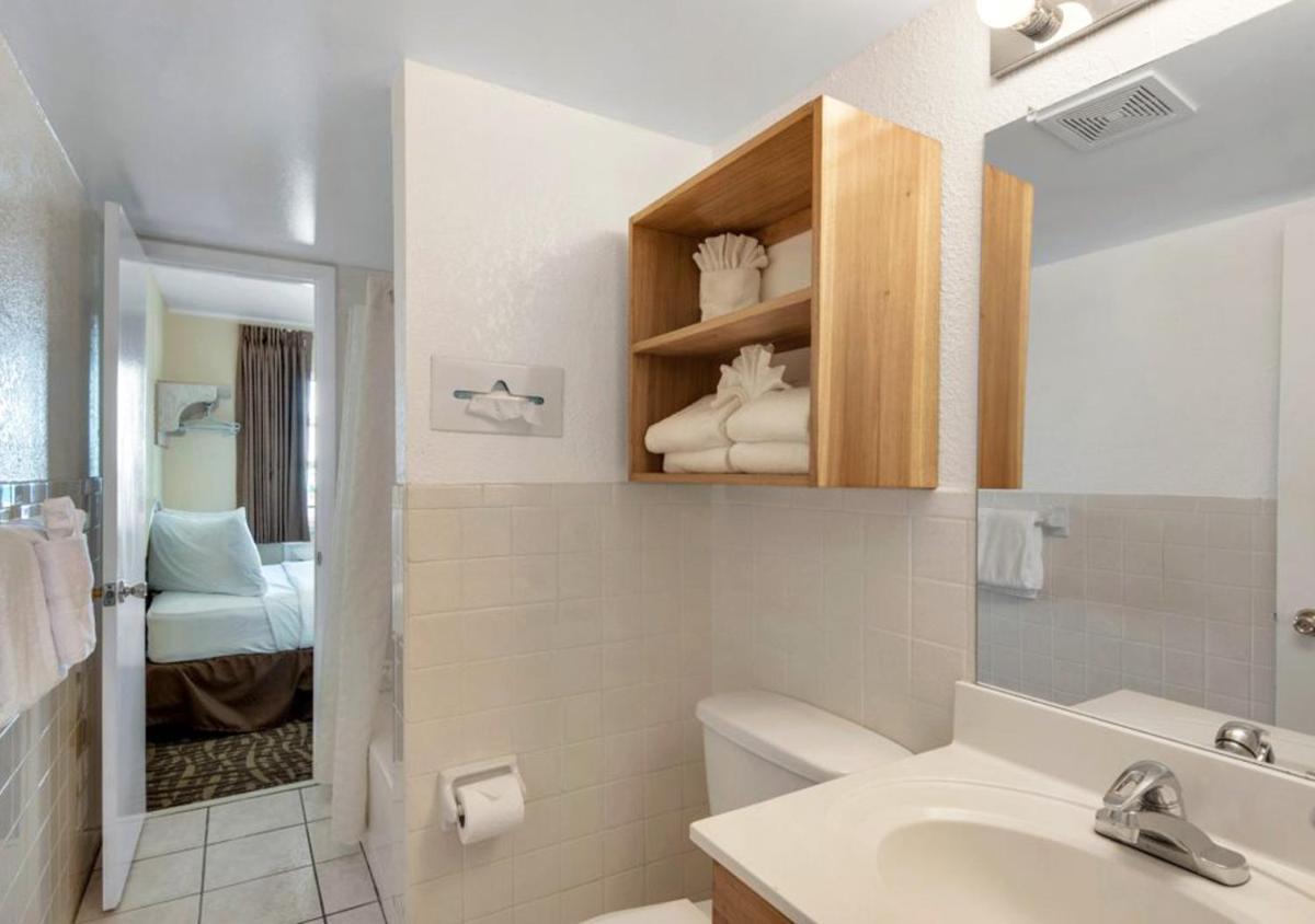 Double Room with Two Double Beds - Non-Smoking photo 3