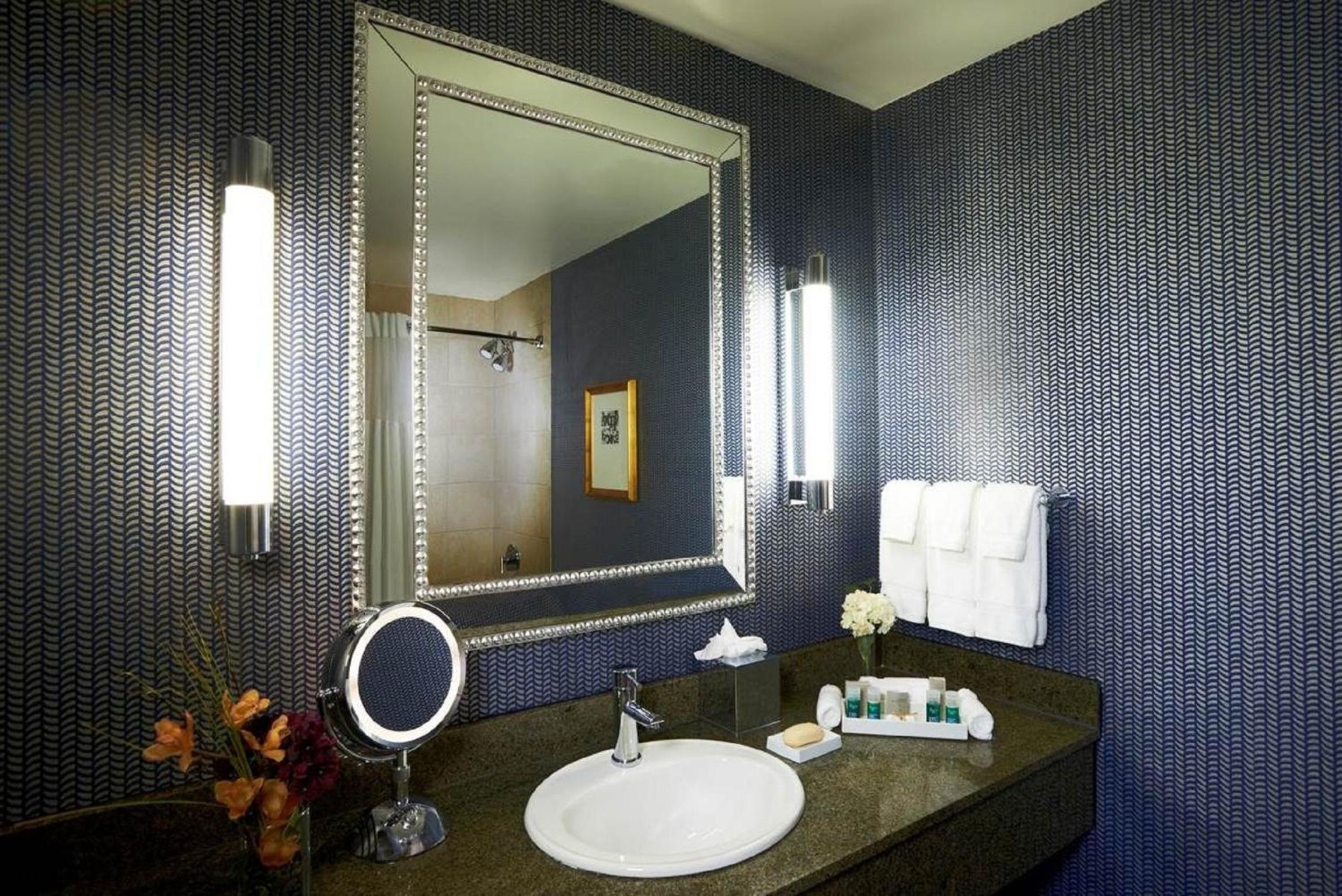 Deluxe King Room thumbnail 6
