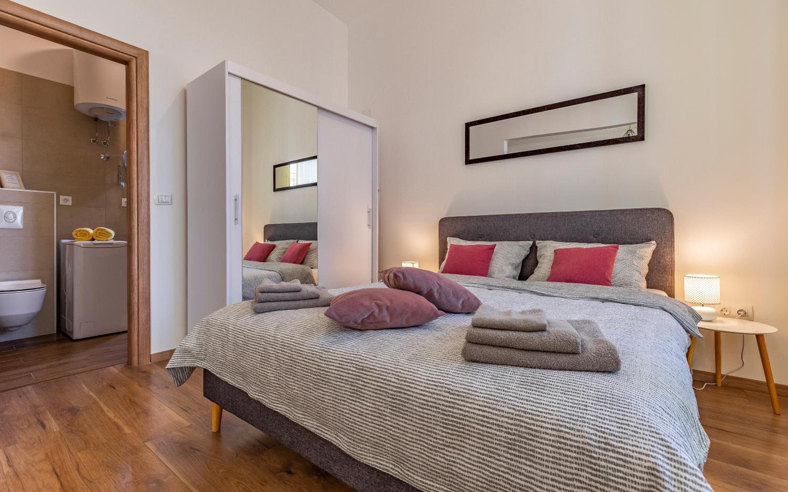 One-Bedroom Apartment photo 2