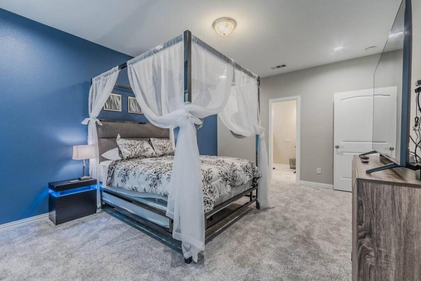 Four-Bedroom House - Photo 26