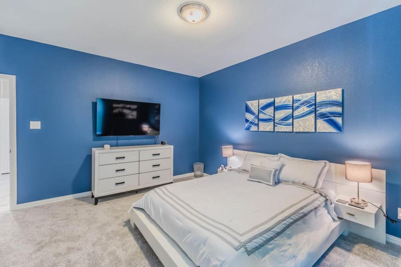 Four-Bedroom House - Photo 24