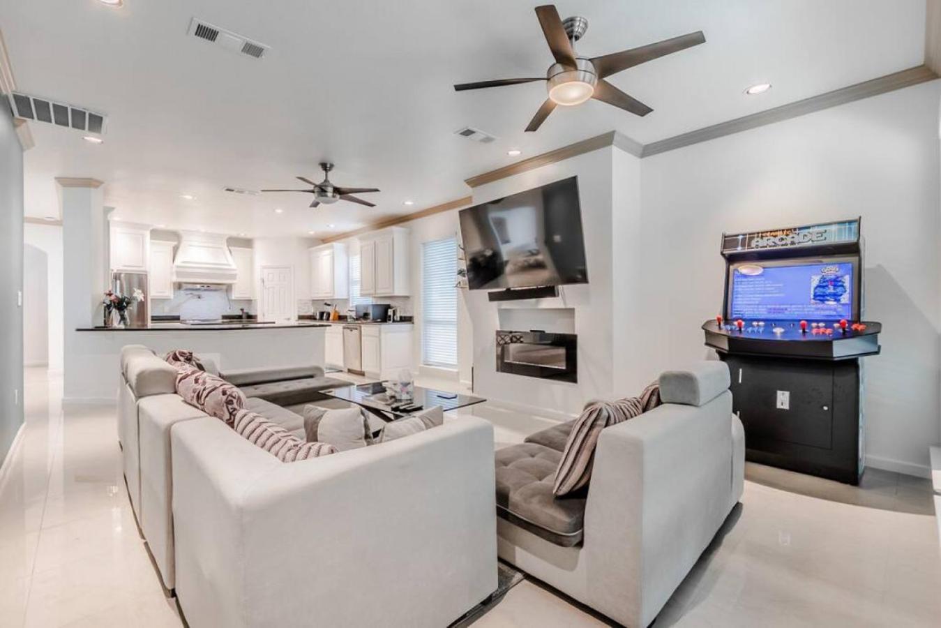 Four-Bedroom House - Photo 15