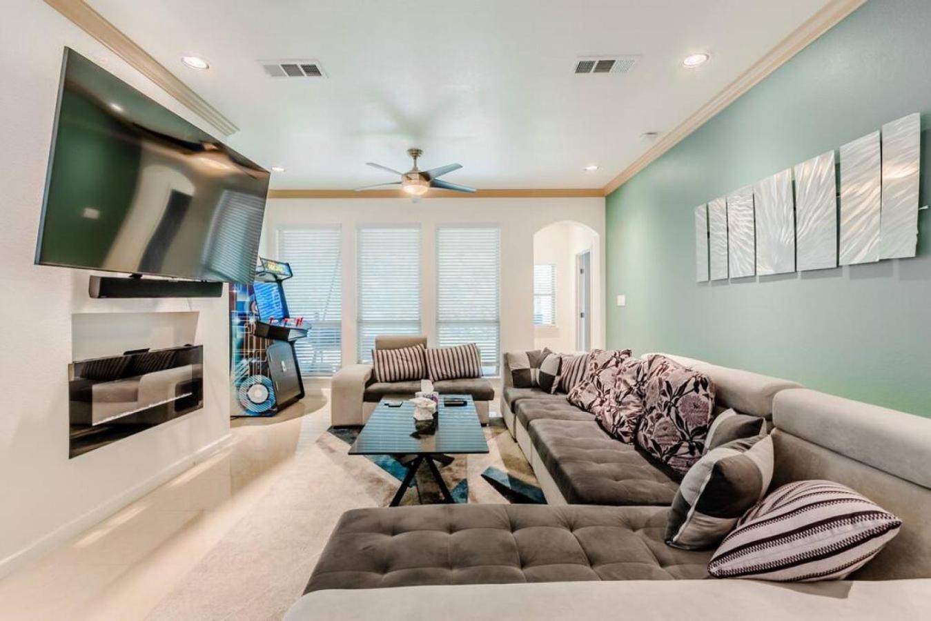 Four-Bedroom House - Photo 8