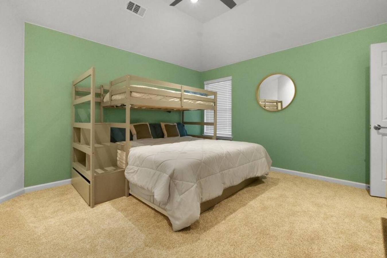 Four-Bedroom House - Photo 19