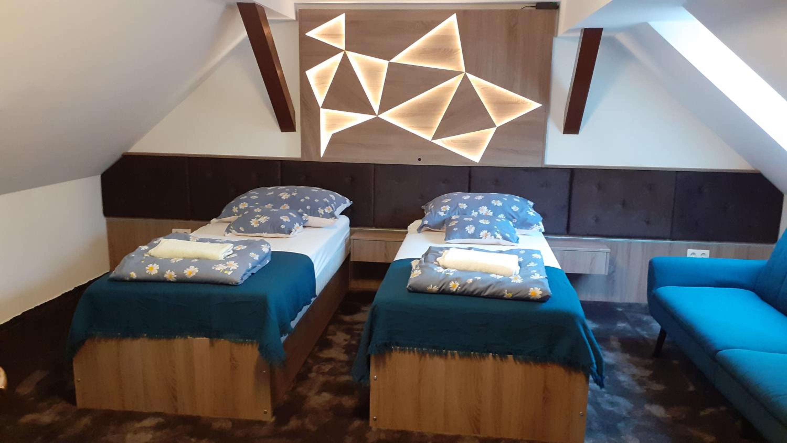 Six-Bedroom House photo 2