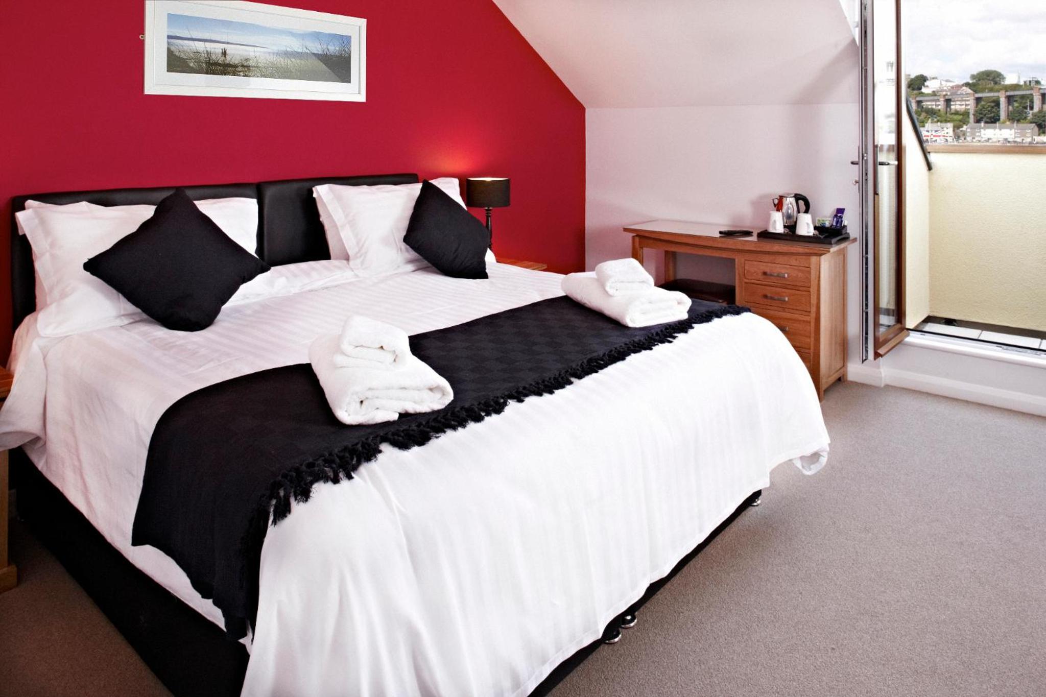 Deluxe Double Room with Balcony - Photo 4