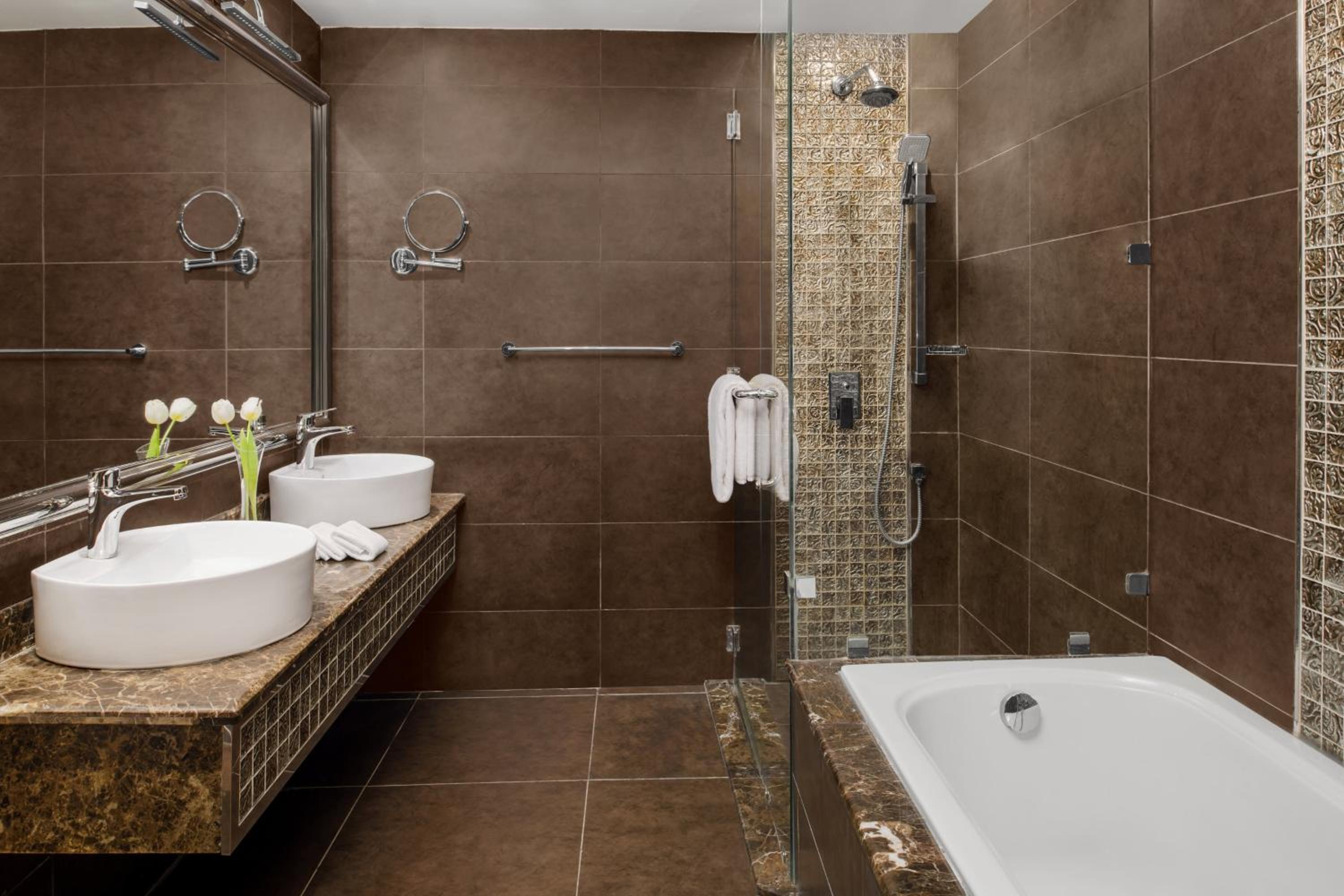 One-Bedroom King Suite with Balcony - Non-Smoking photo 2