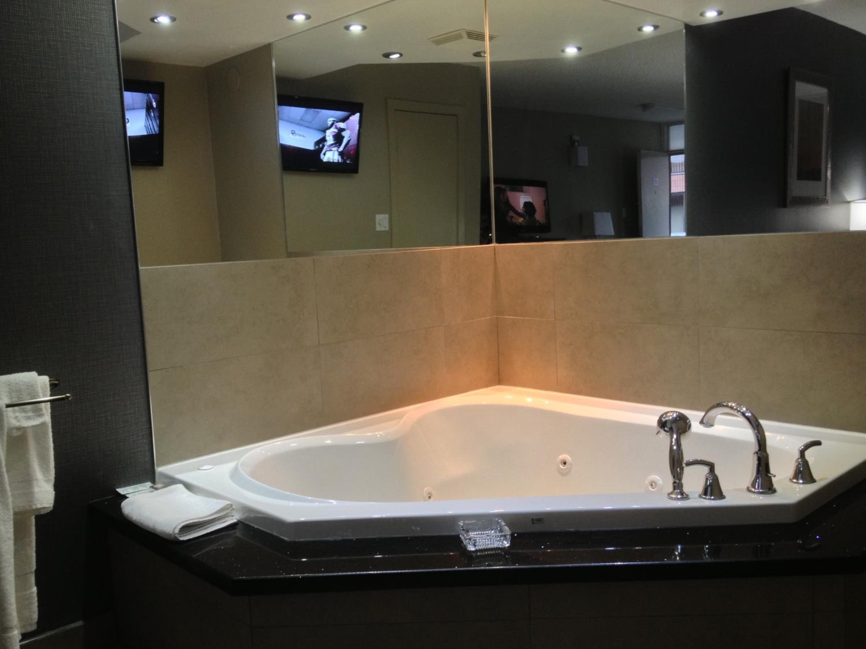 Honeymoon Suite - Photo 11