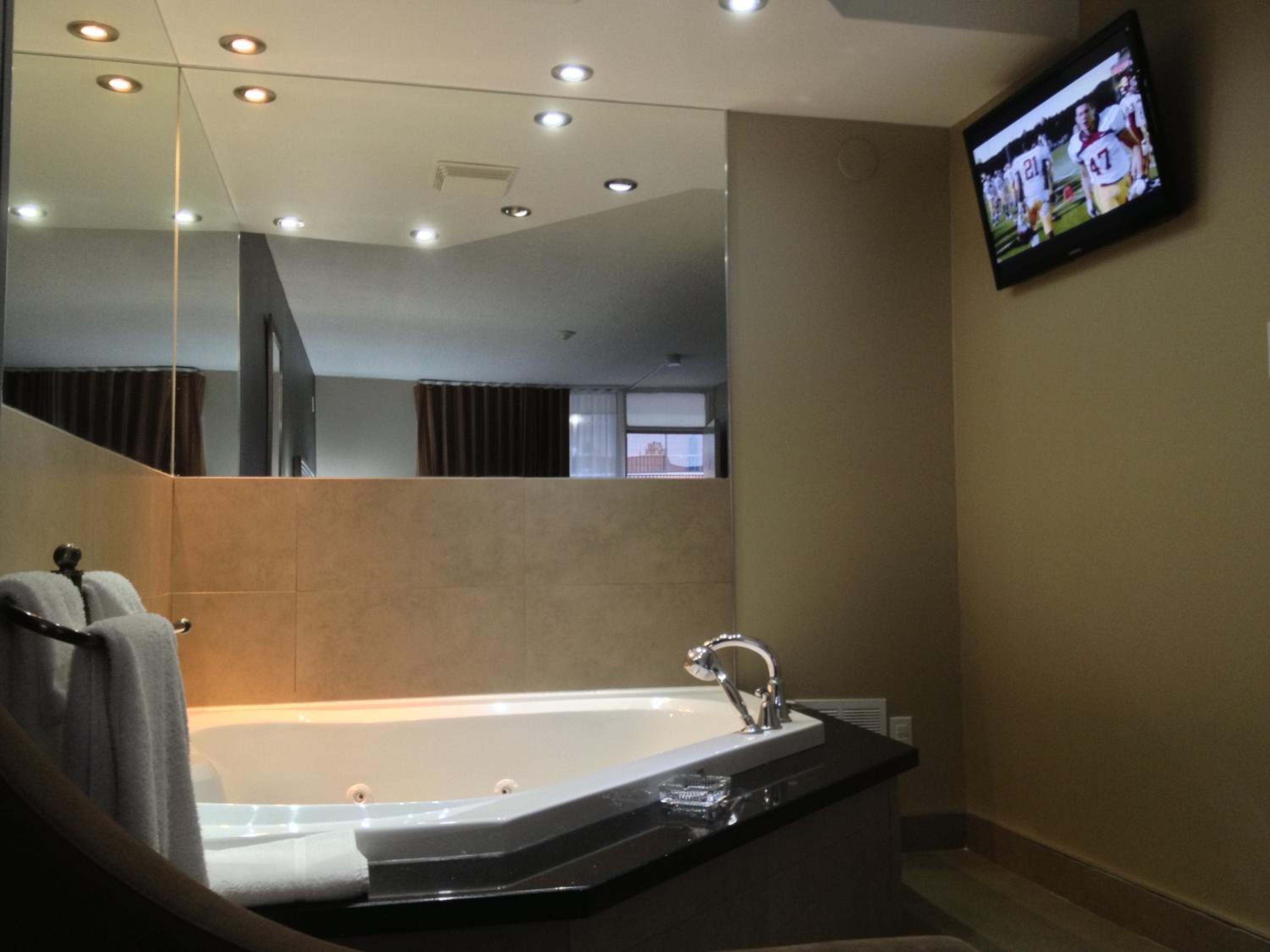 Honeymoon Suite - Photo 8