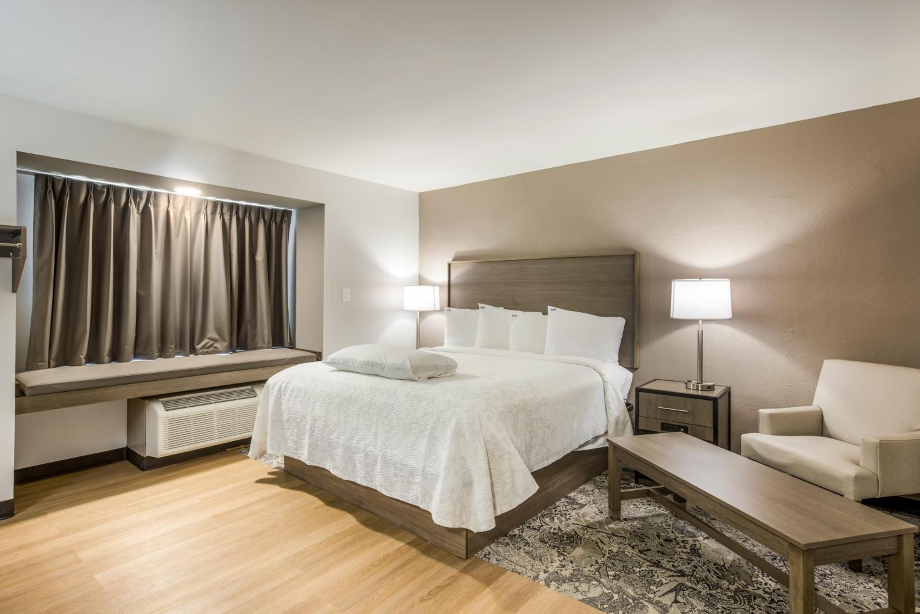 Premium King Room Disability Access Smoke Free (Upgraded Bedding and Snack Box) - Photo 1