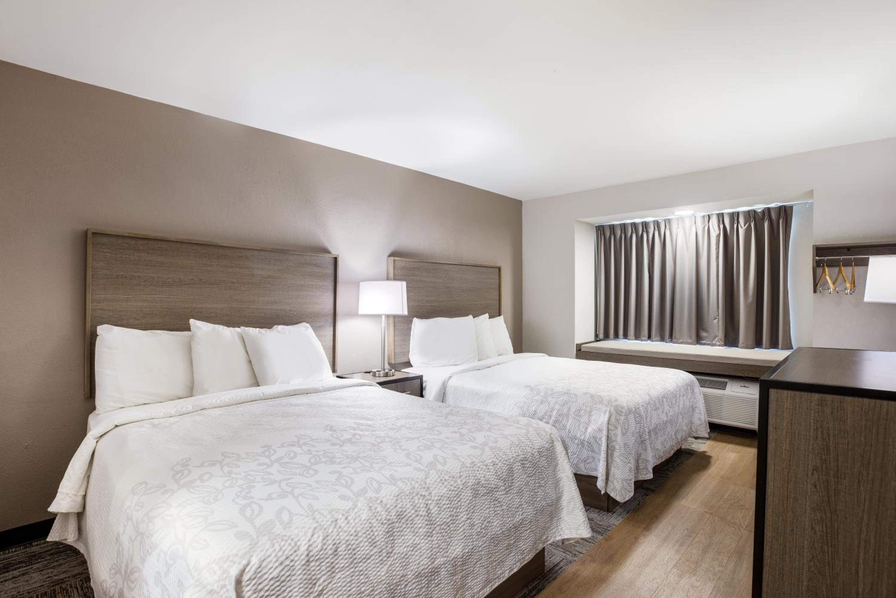  Deluxe Room with 2 Queen Beds Disability Access Smoke Free   - Photo 3