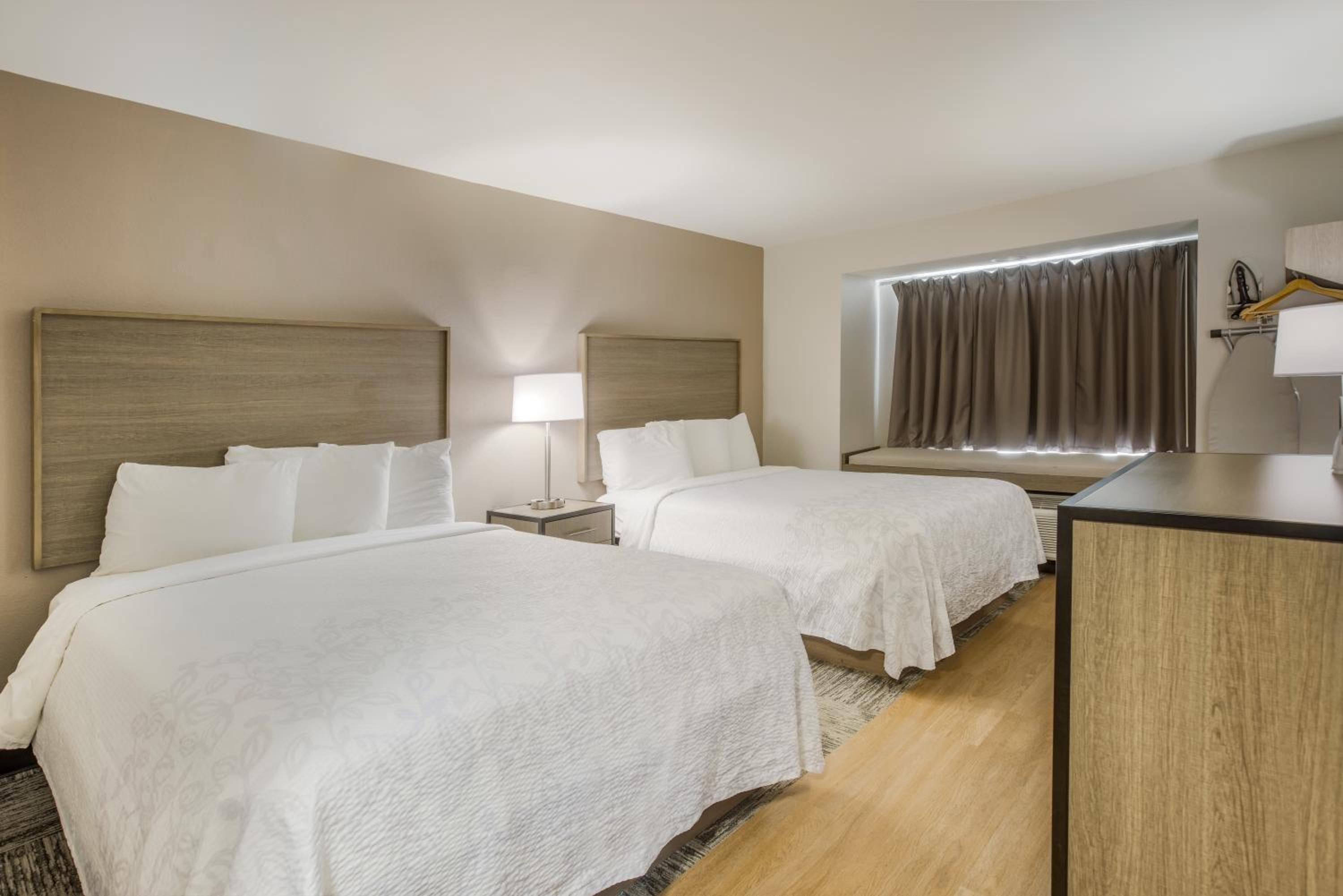 Deluxe Room with 2 Queen Beds Smoke Free - Photo 2