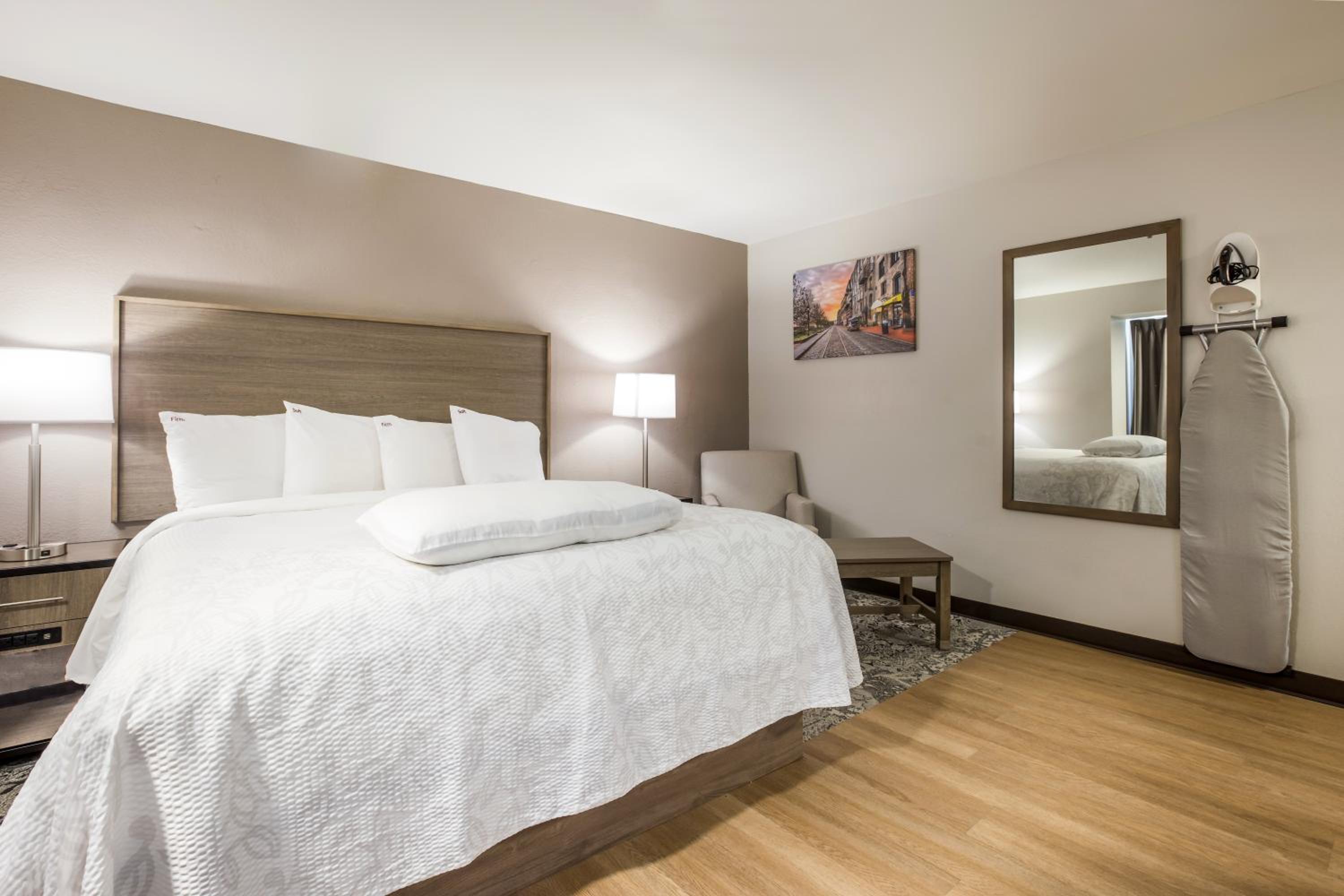 Premium King Room Disability Access Smoke Free (Upgraded Bedding and Snack Box) - Photo 3