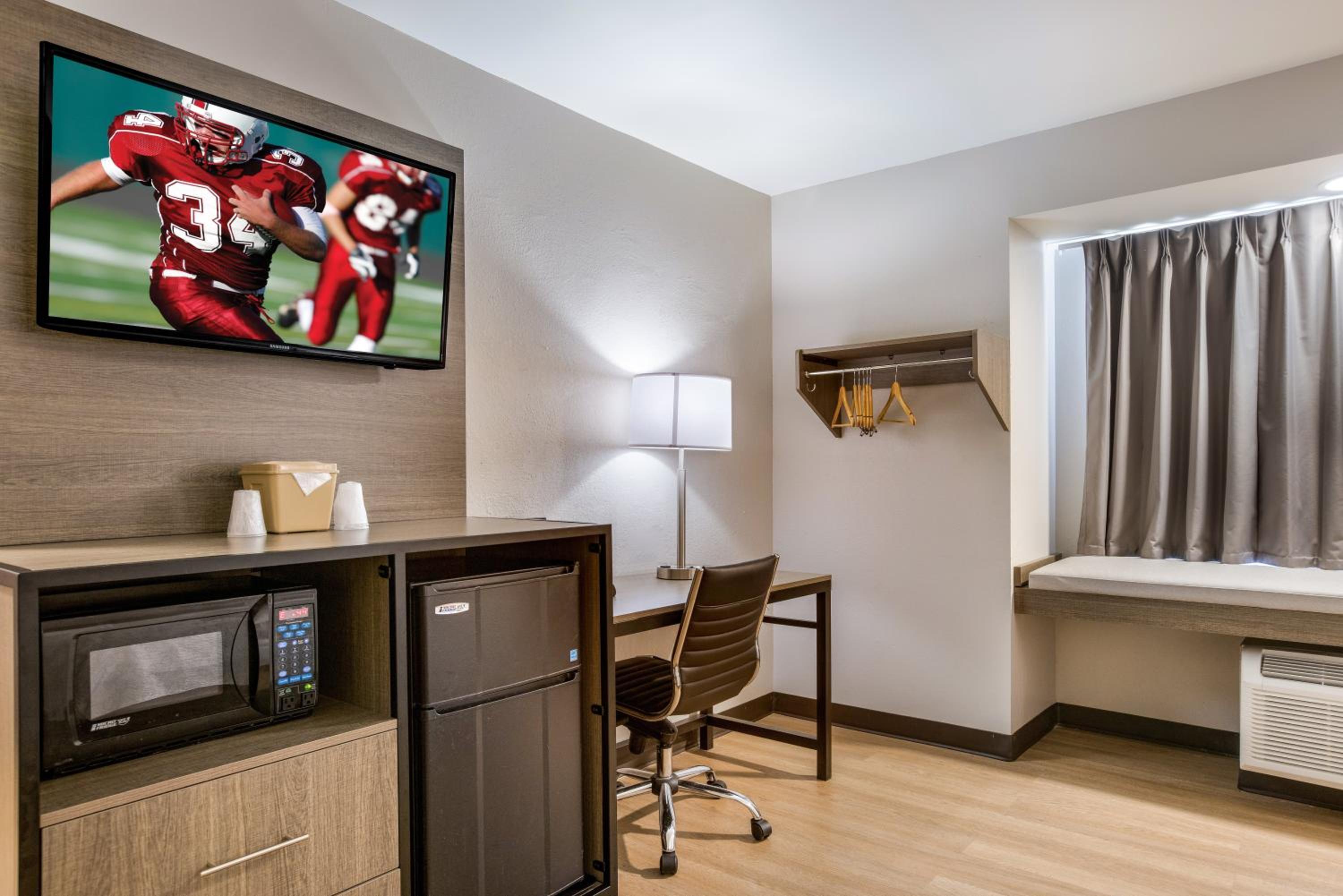 Premium King Room Disability Access Smoke Free (Upgraded Bedding and Snack Box) - Photo 4